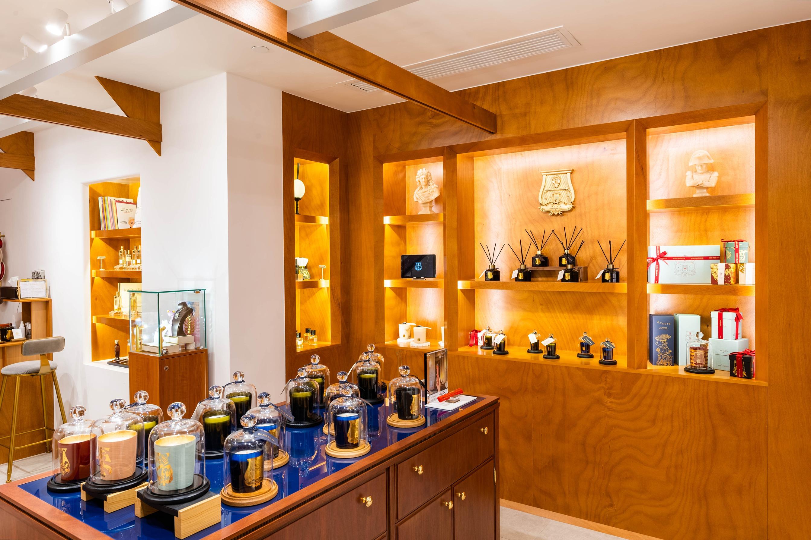 新店設Trudon專屬歐陸式橡木展示牆。