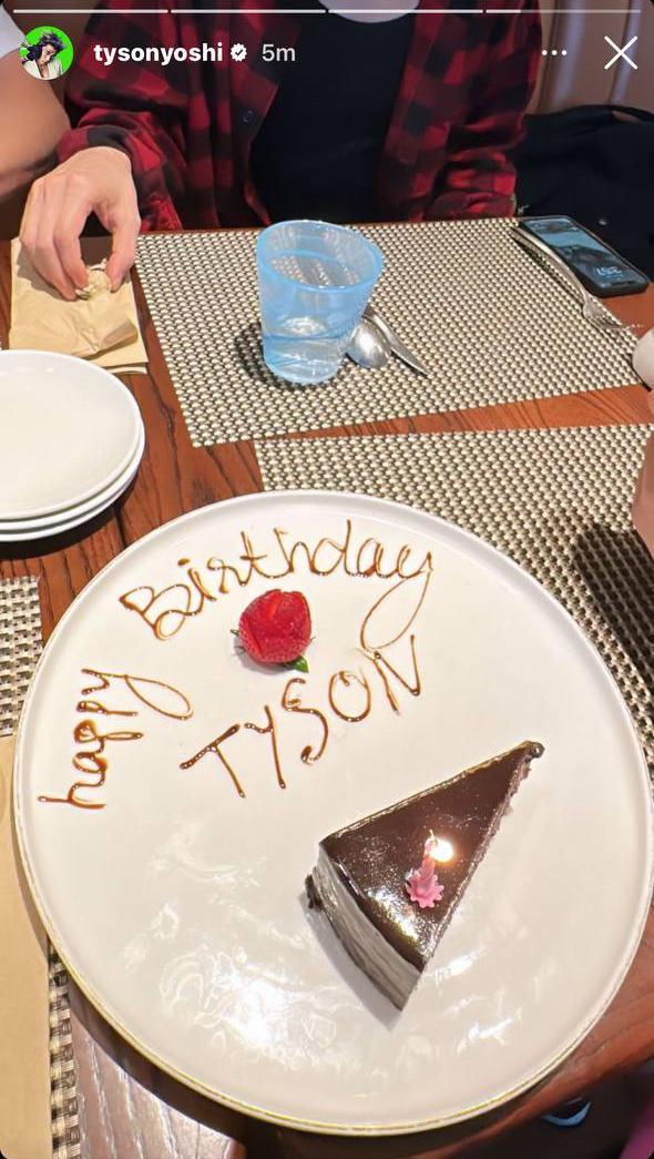 Tyson Yoshi獲友人提前慶祝生日。