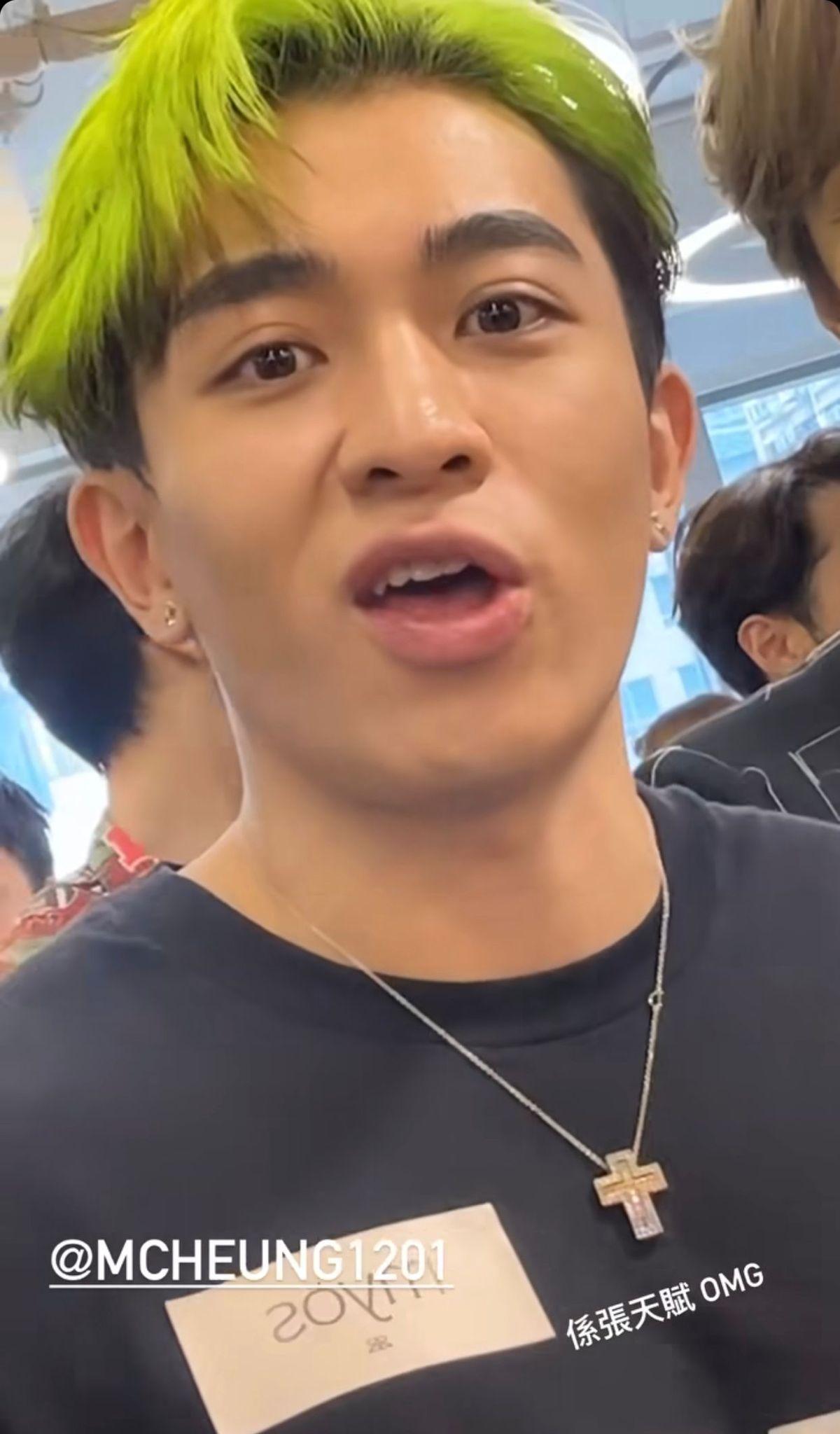 Tyson Yoshi發現遭偷拍後,立即瞪大雙眼望向鏡頭。