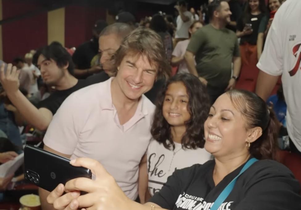 湯告魯斯親切與觀眾合照。