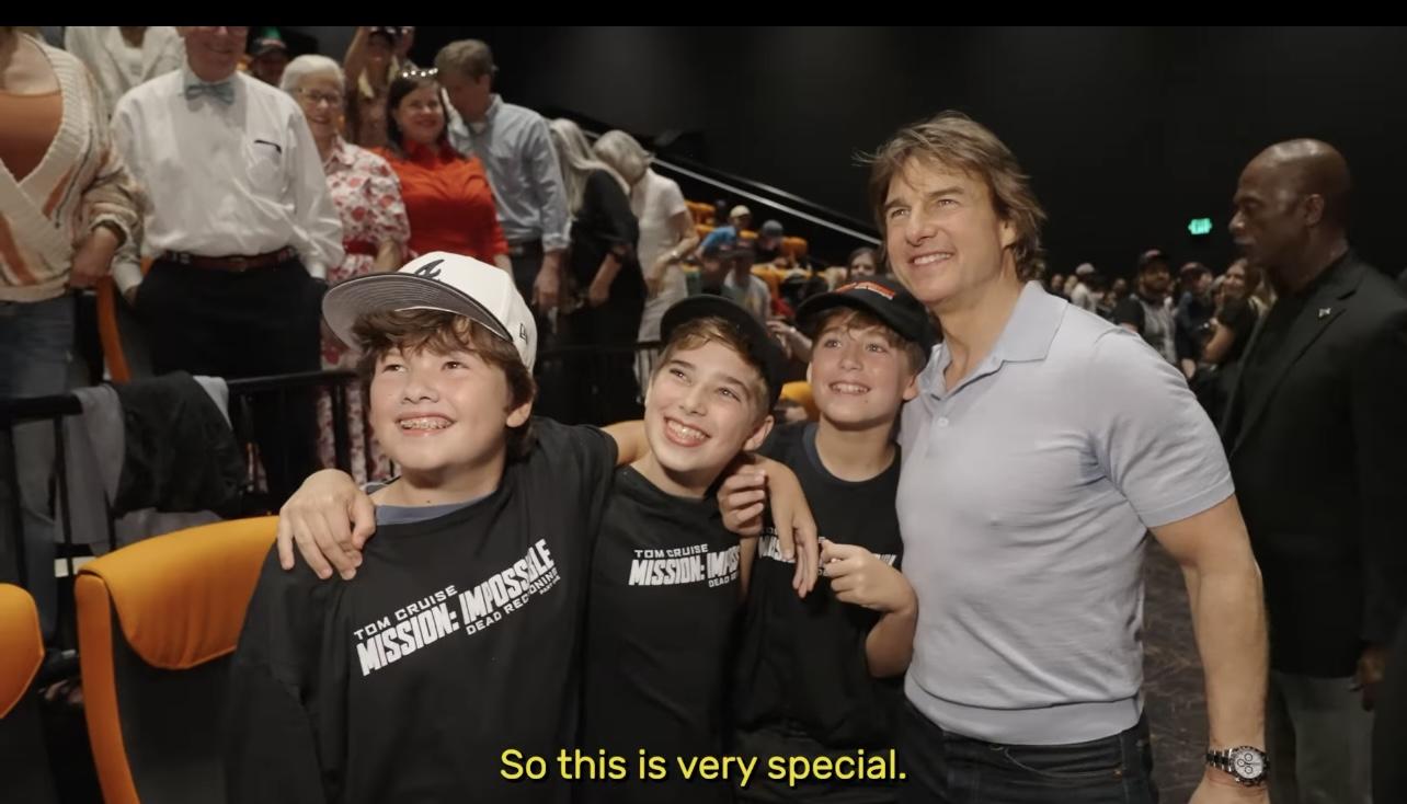 湯告魯斯親切地與觀眾合照,來者不拒。