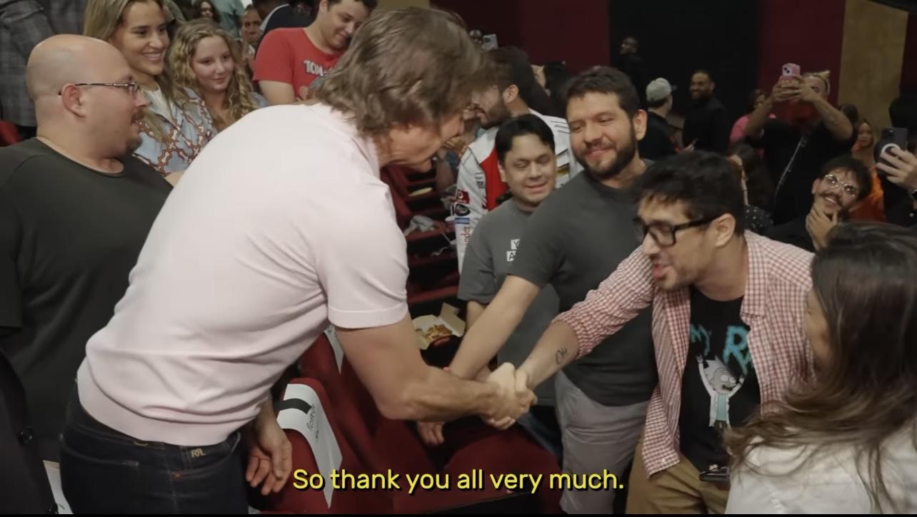 湯告魯斯親切地與觀眾握手。(截圖)