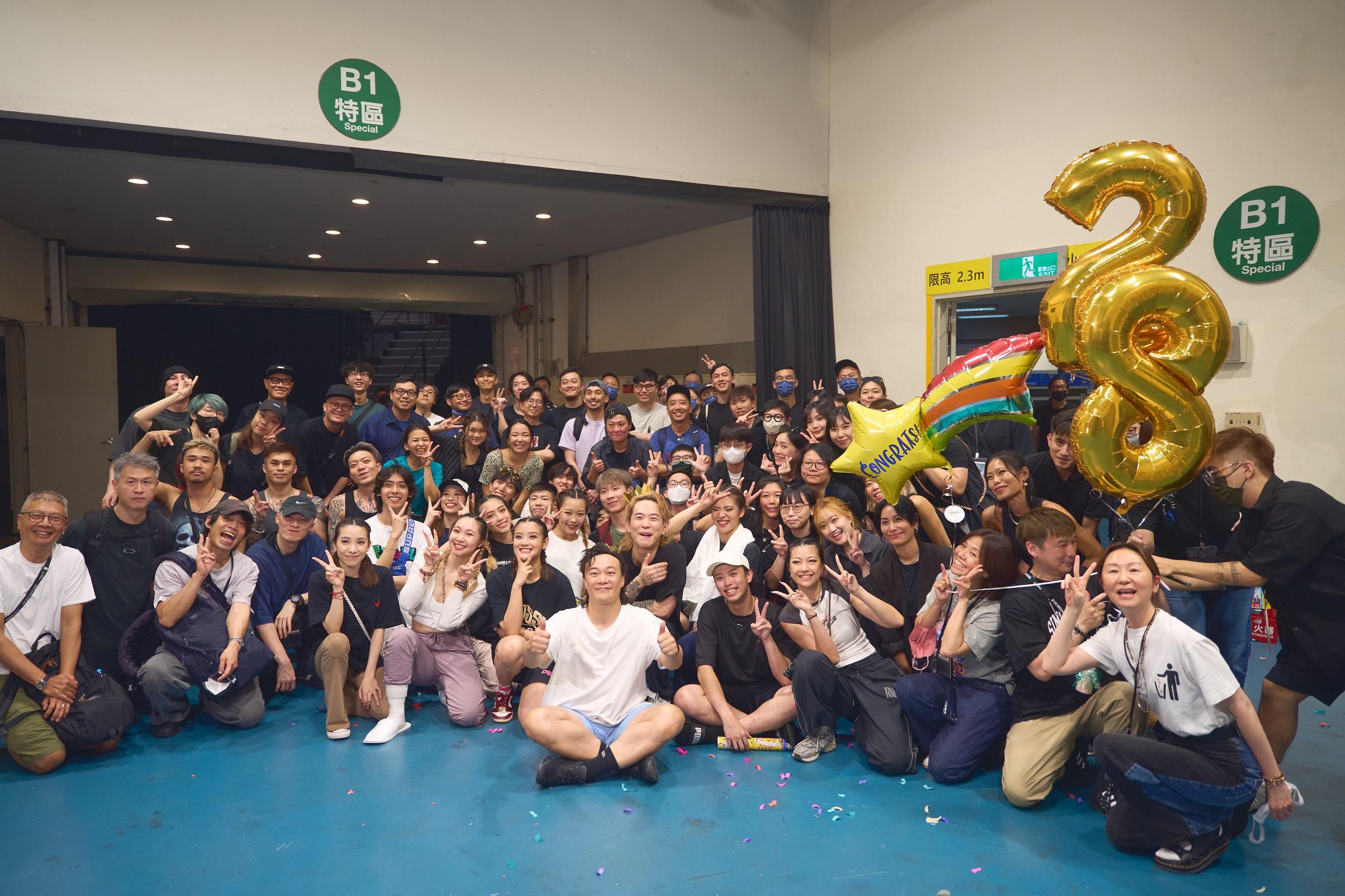 Eason入行28周年紀念日,獲工作員送驚喜。