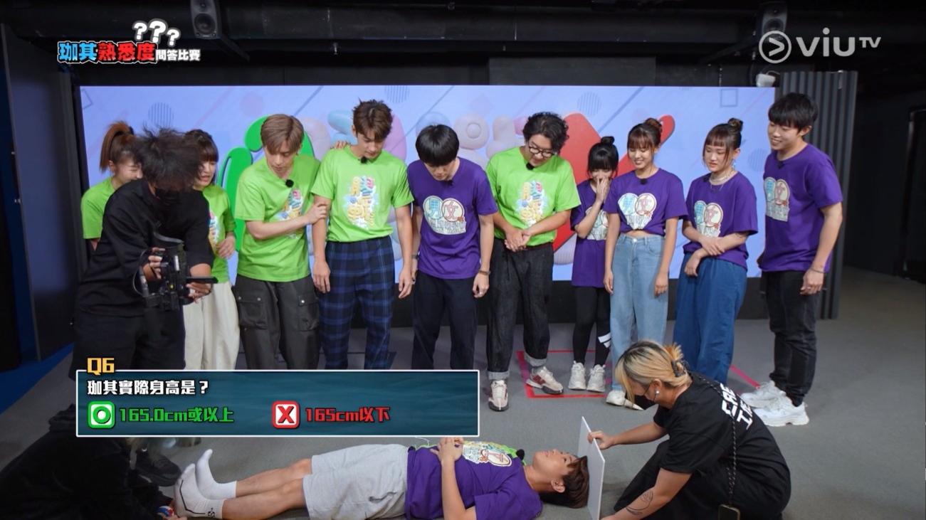 珈其躺地量身高。