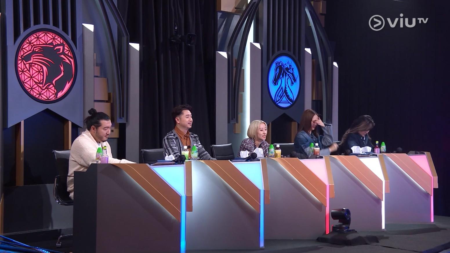 去到緊張時刻,評判王君馨竟手震到未有及時撳燈。