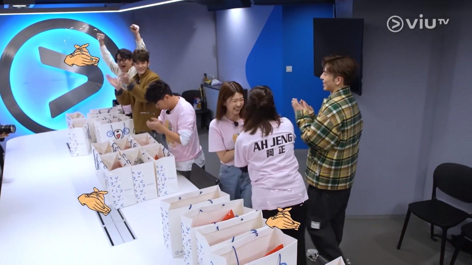 6膠親自替老友記準備禮物包。