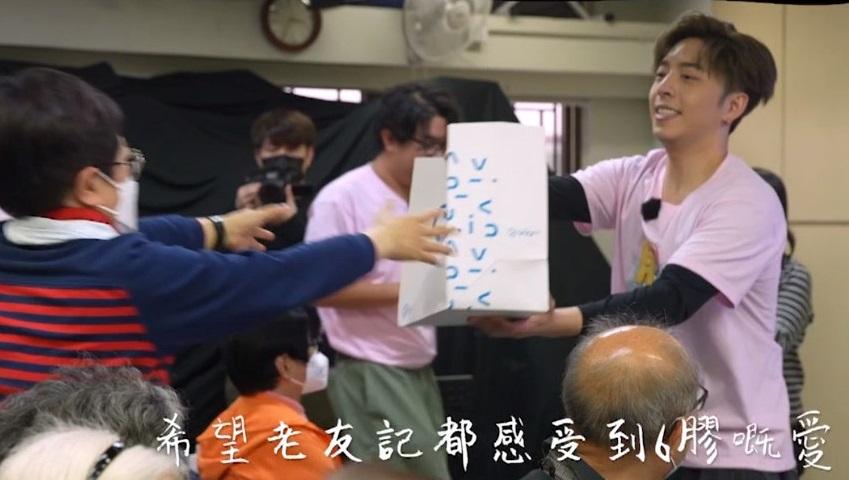 最後更派禮物包,當日探訪在一片歡欣氣氛下結束。