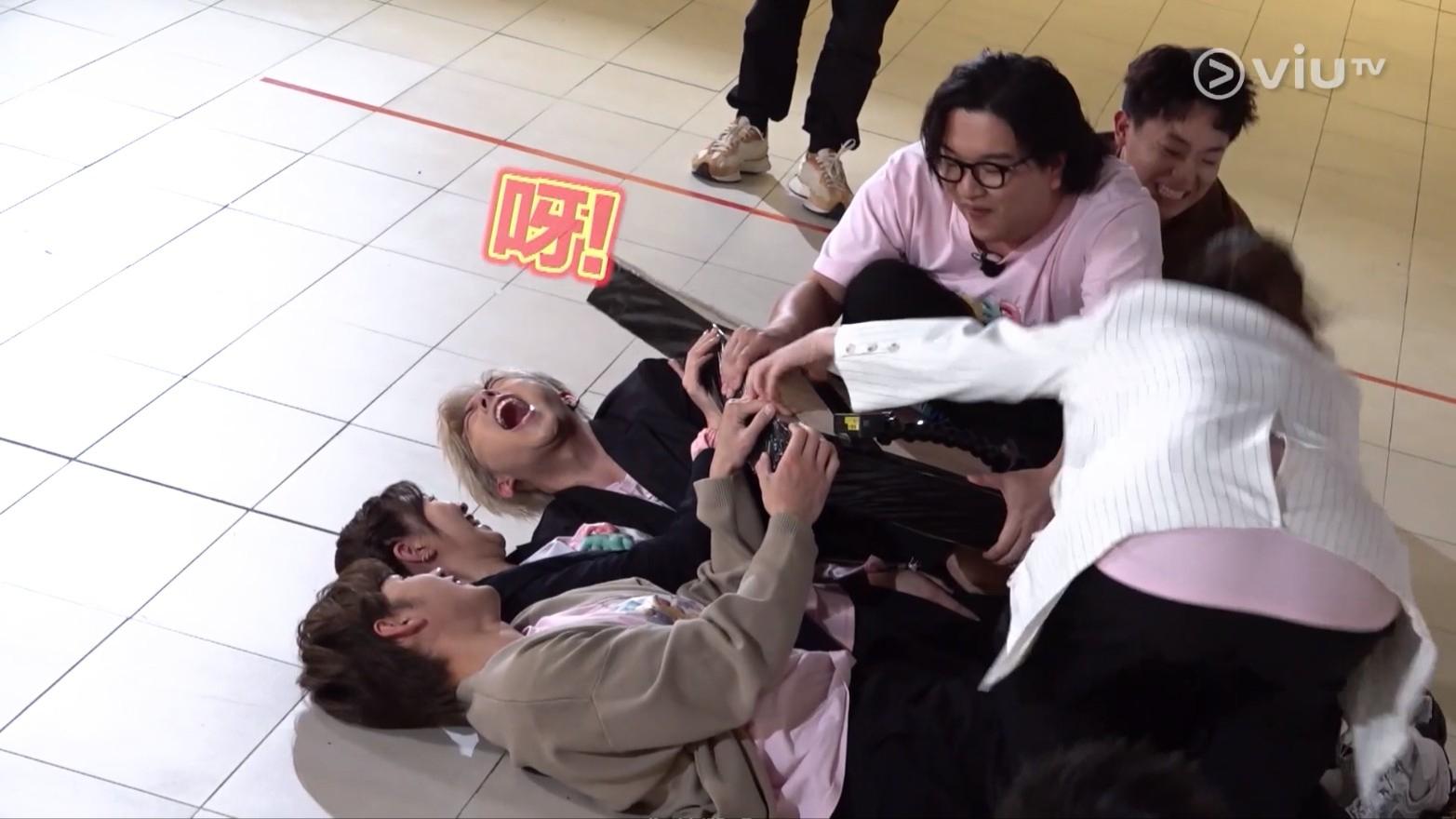 3位男膠既要忍笑,又要保護重要部位。