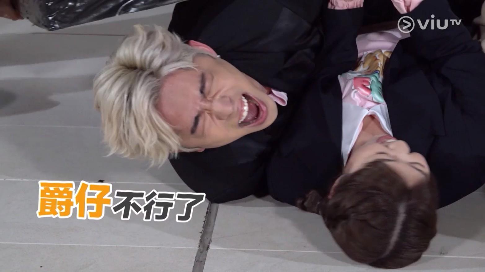 Edan既要忍笑,又要保護重要部位。