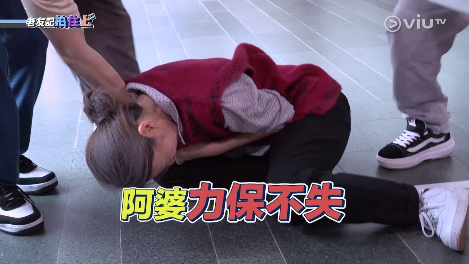 Hillary為爭奪道具金牙,竟不顧儀態用力咬Edan手背。