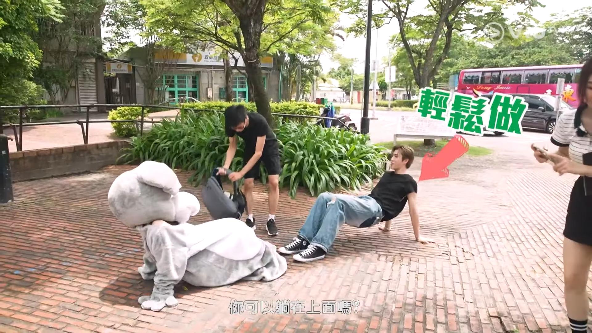 Phoebus和隊友出盡奇招派傳單。