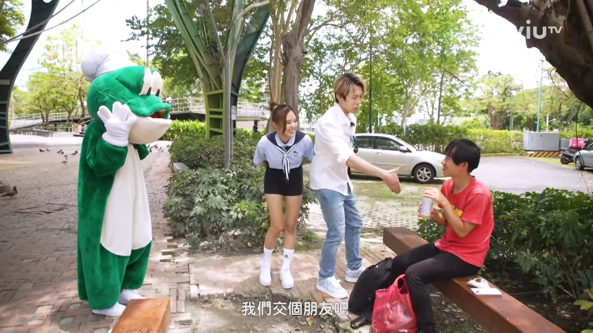 Marco和隊友出盡奇招派傳單。