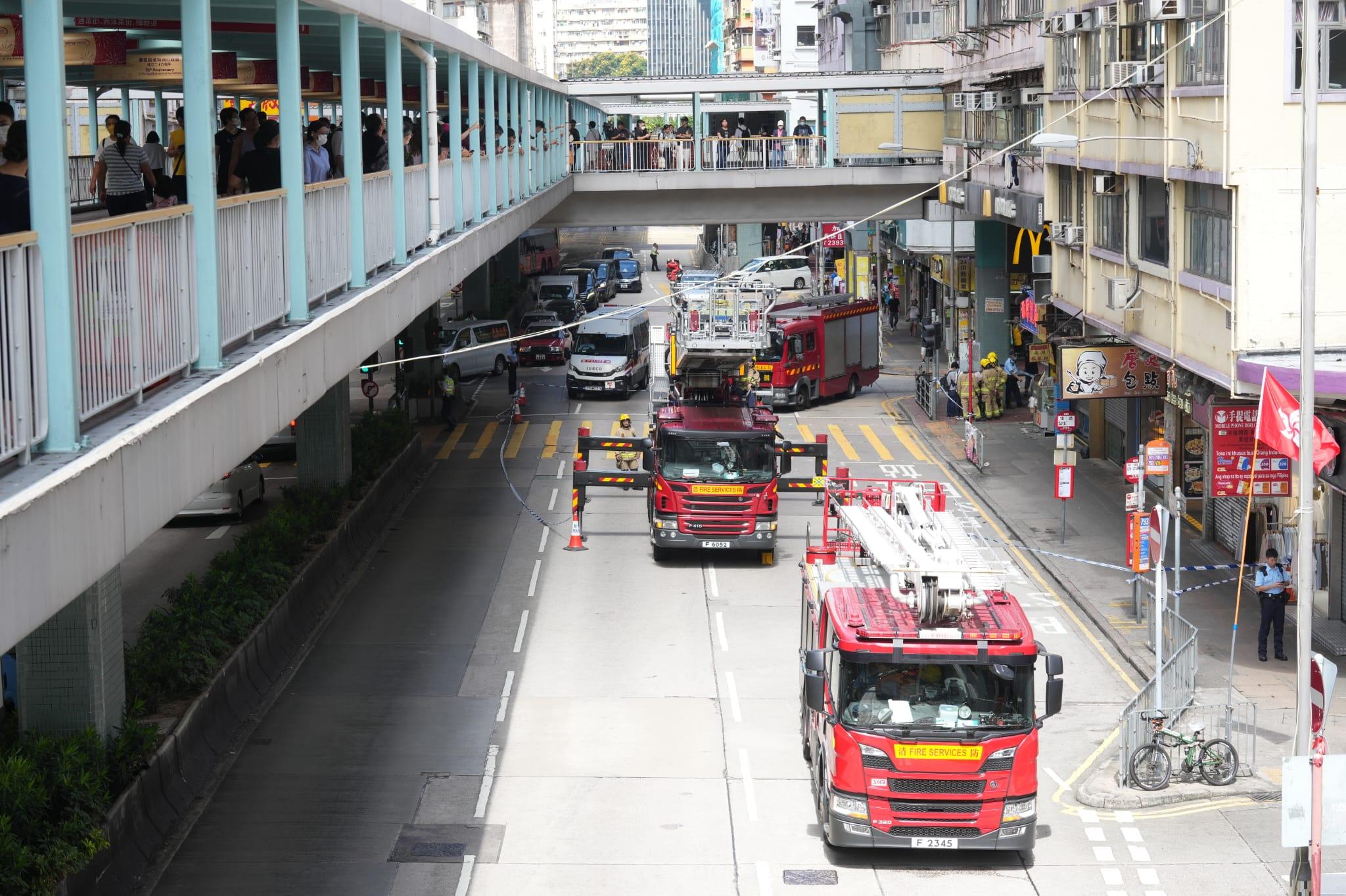 旺角道寶安大廈再有石屎剝落墮下,散落在路面。(陳奕釗攝)