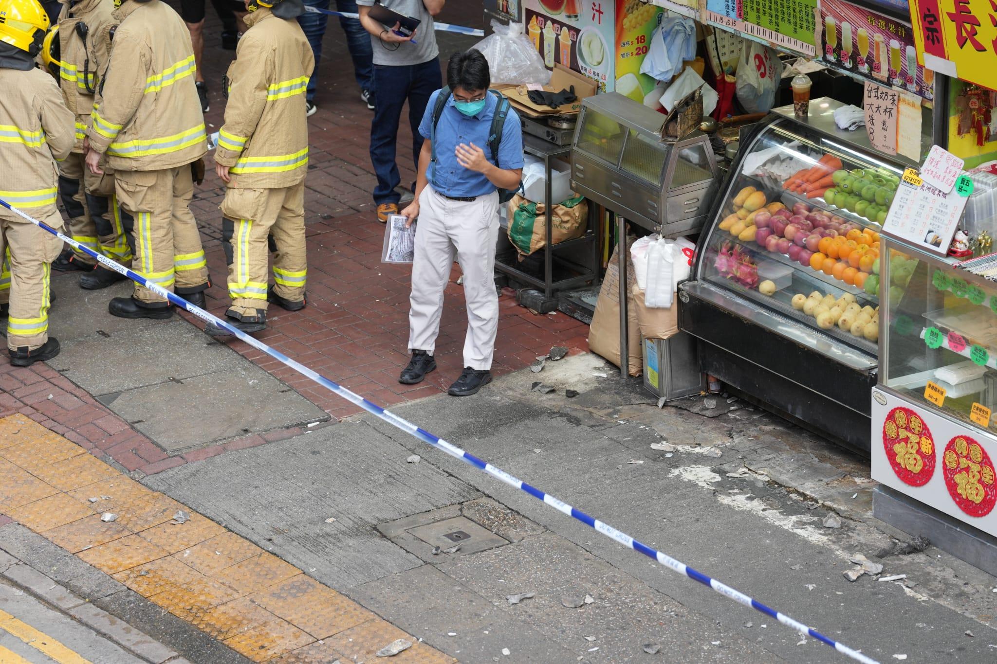 旺角道寶安大廈再有石屎剝落墮下,散落在路面。(陳奕釗攝)