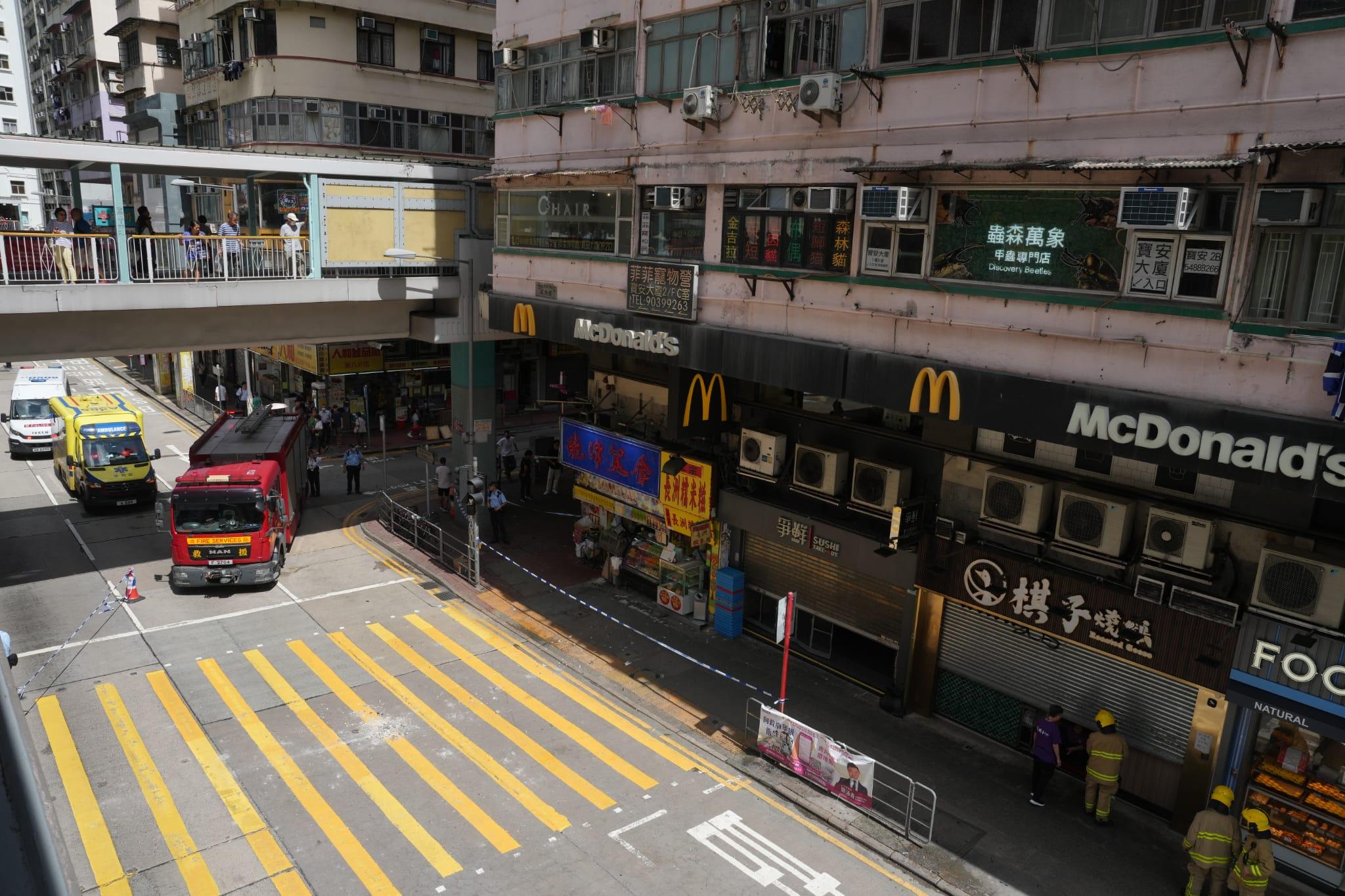 旺角道寶安大廈再有石屎剝落墮下,散落在路面。(陳奕釗攝)