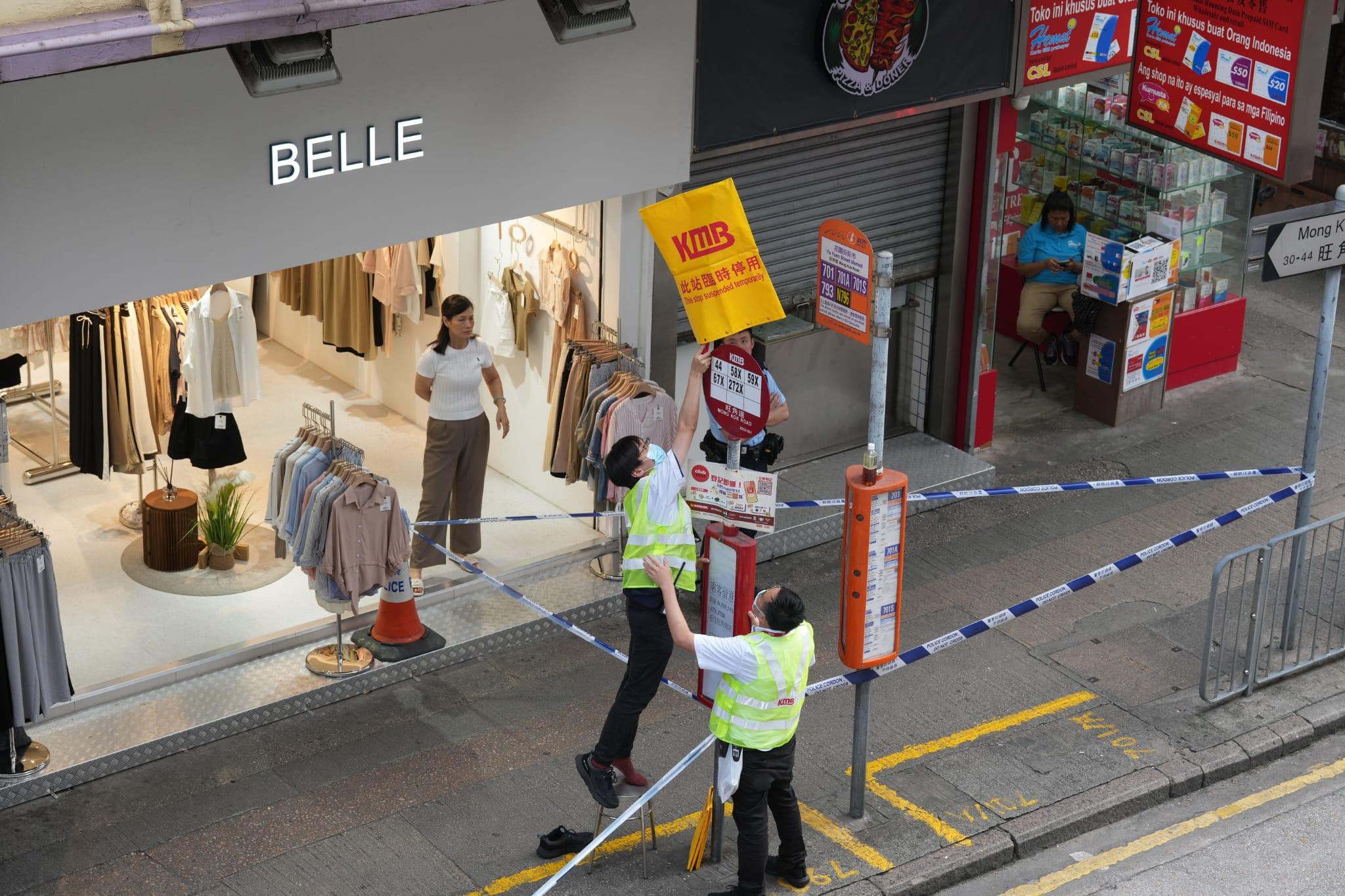 旺角道寶安大廈再有石屎剝落墮下,旺角道往洗衣街方向近花園街的全線現已封閉。(陳奕釗攝)