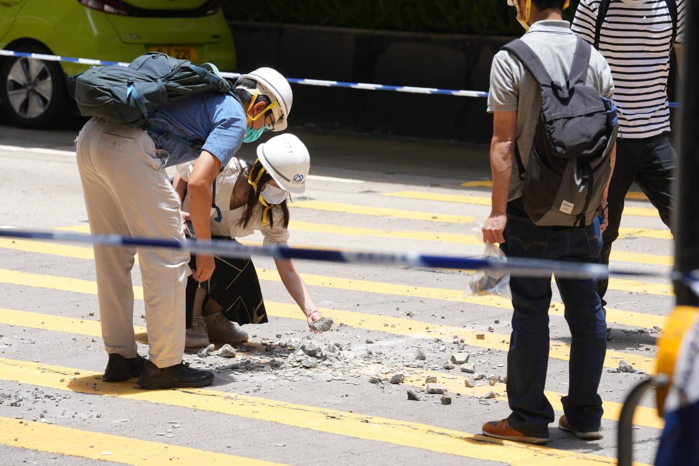 屋宇署職員量度及拍照記錄後取走部分石屎。(陳奕釗攝)