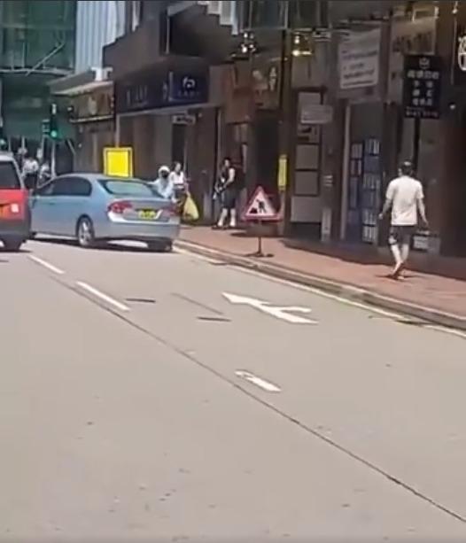 尖沙咀麼地道錶行遭賊人持刀鎚行劫 賊人坐私家車逃去警正追緝 (持續更新)