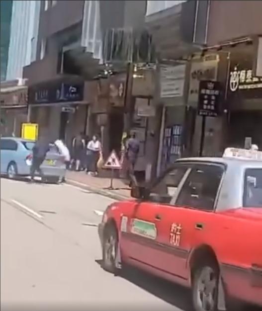 尖沙咀麼地道錶行遭賊人持刀鎚行劫 賊人坐私家車逃去警正追緝 (持續更新)