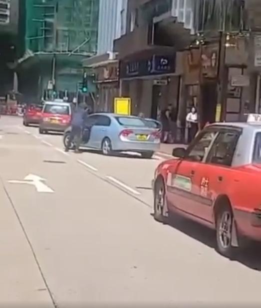 尖沙咀麼地道錶行遭賊人持刀鎚行劫 賊人坐私家車逃去警正追緝 (持續更新)