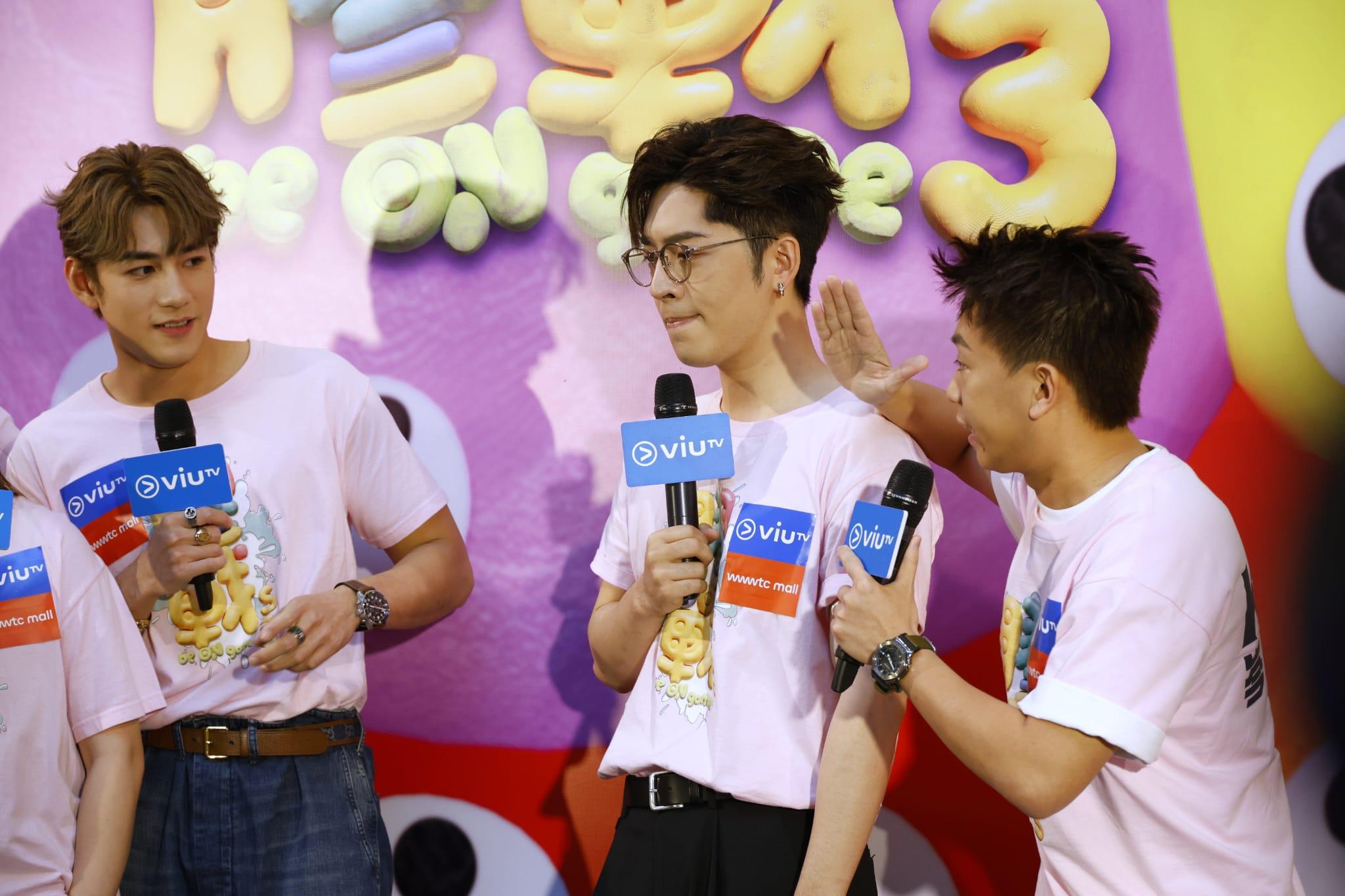 珈其以自創語言向膠粉示愛派心。(林俊源攝)