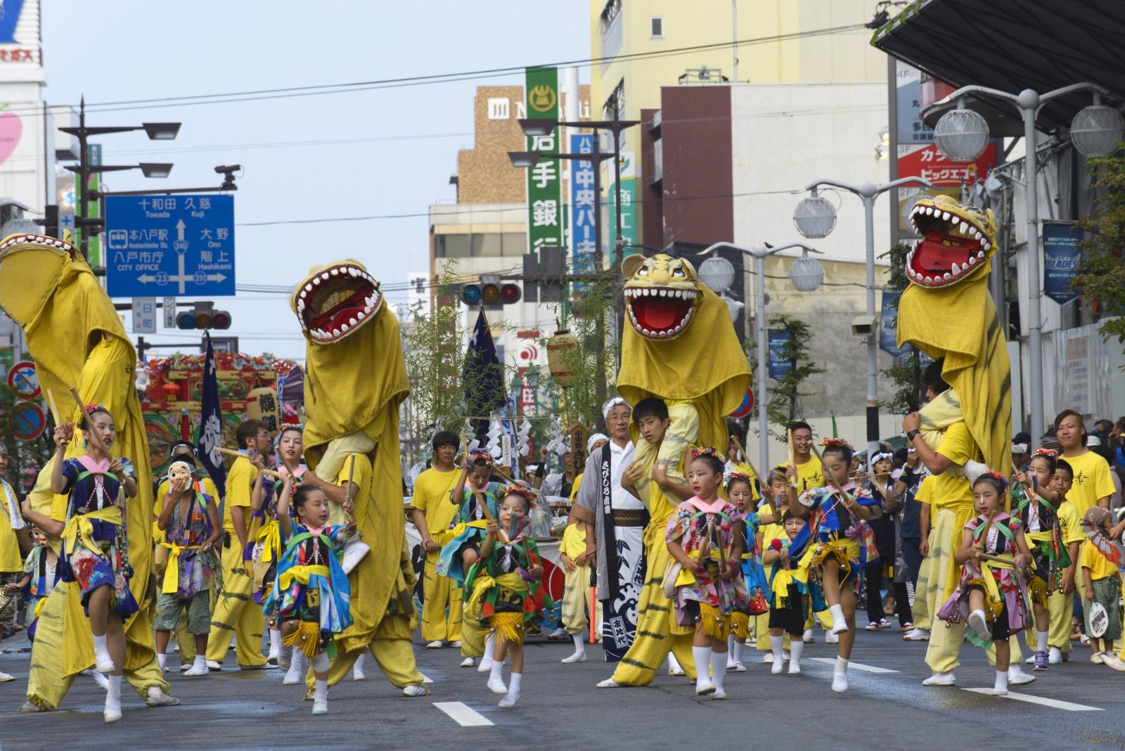 青森祭典_八戶三社大祭02:八戶三社大祭會在市內進行虎舞及神樂等表演。