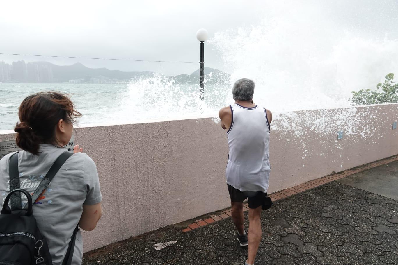 颱風泰利|無懼湧浪拍上岸 市民杏花邨觀浪追風