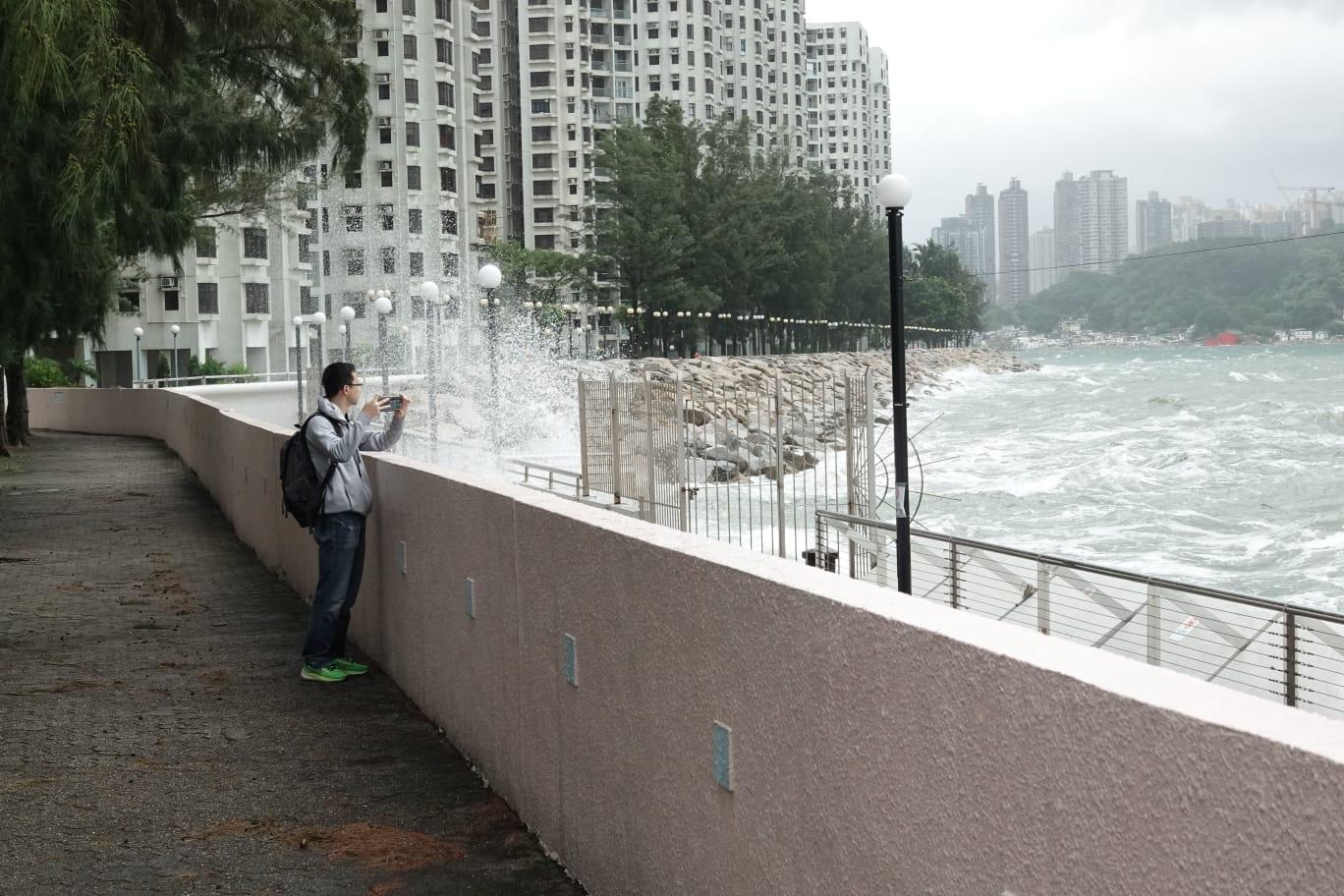 颱風泰利|無懼湧浪拍上岸 市民杏花邨觀浪追風