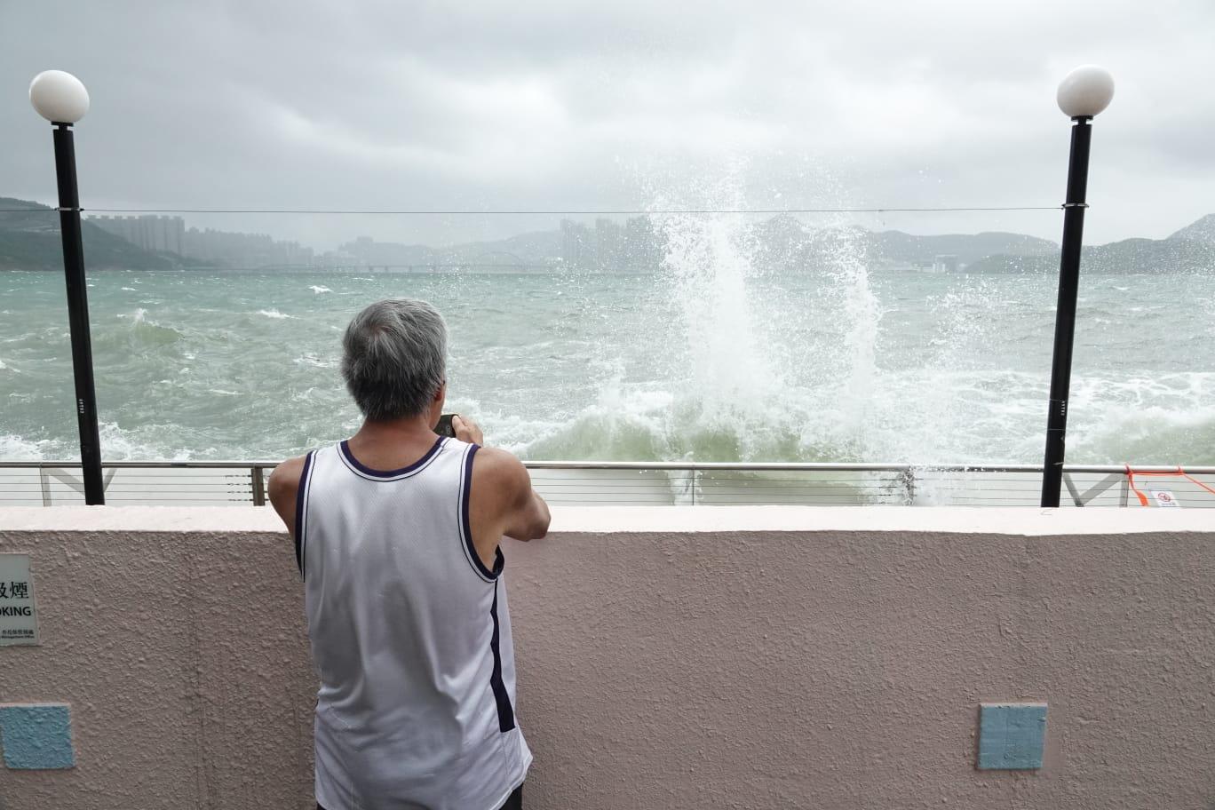 颱風泰利|無懼湧浪拍上岸 市民杏花邨觀浪追風