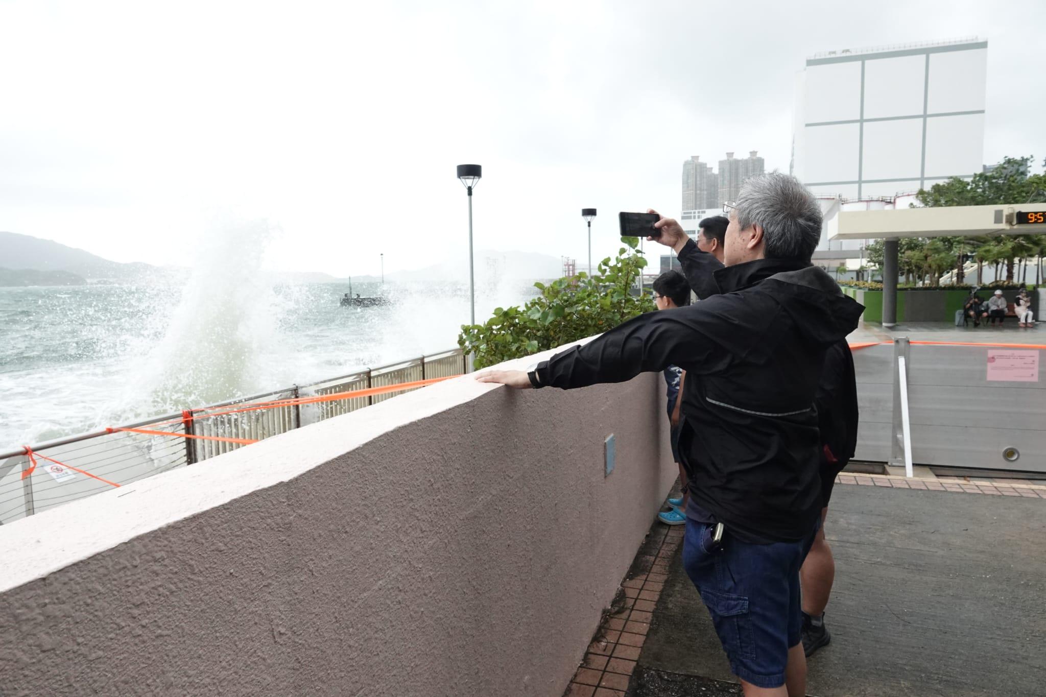 颱風泰利|無懼湧浪拍上岸 市民杏花邨觀浪追風