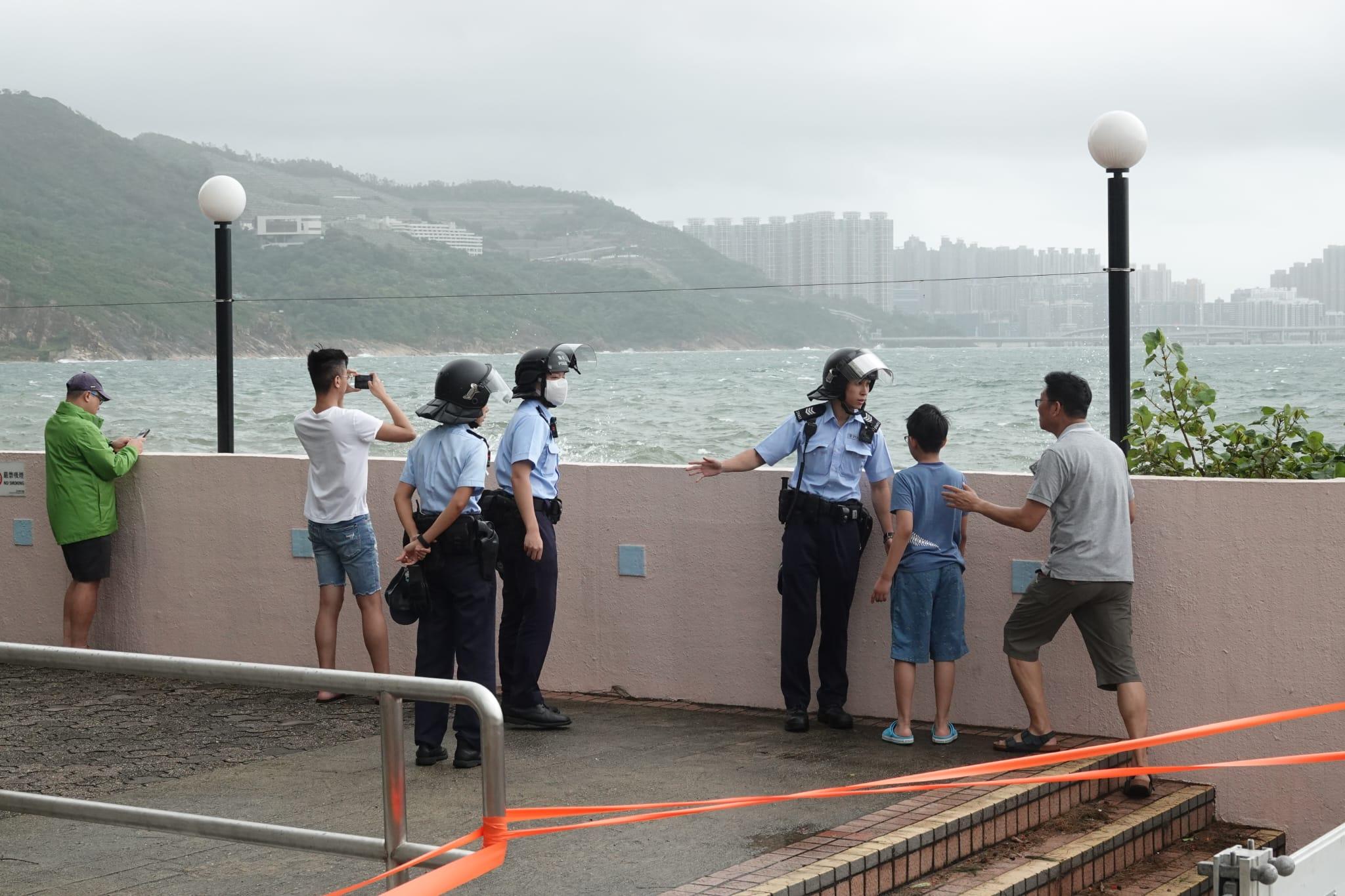 颱風泰利|無懼湧浪拍上岸 市民杏花邨觀浪追風