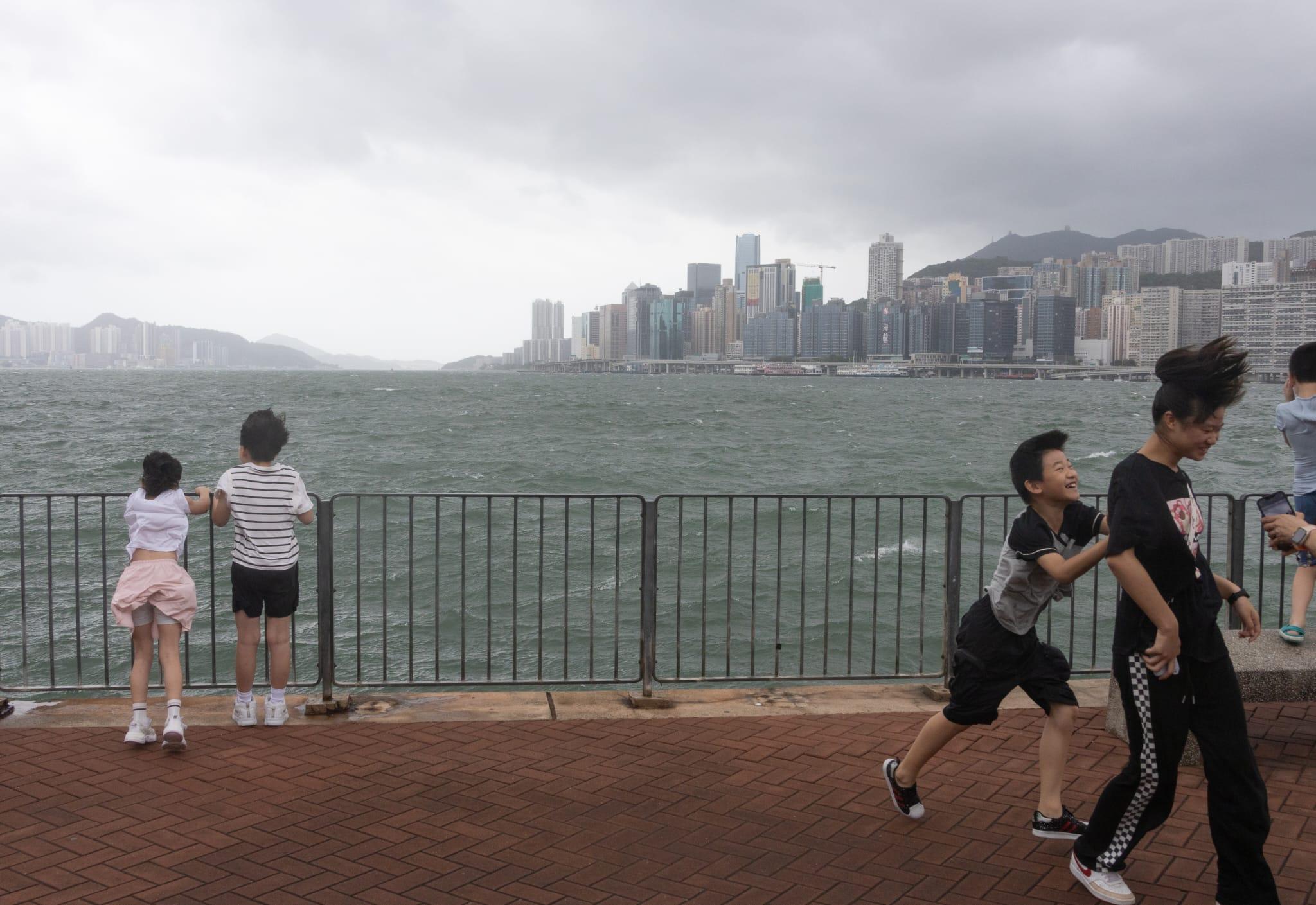 颱風泰利|八號風球下巿民無懼風浪到紅磡碼頭岸邊觀浪(蘇文傑攝)