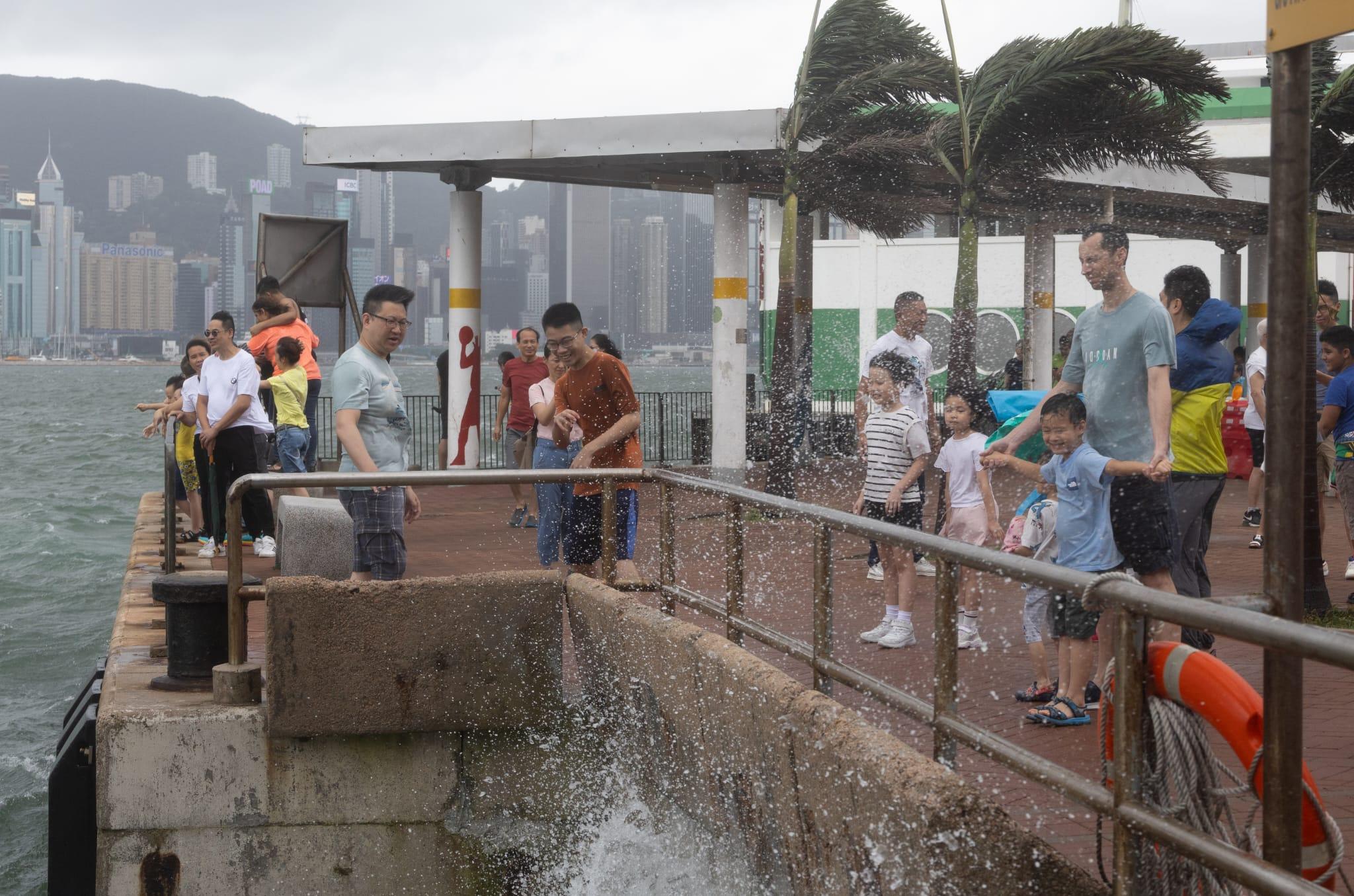 颱風泰利|八號風球下巿民無懼風浪到紅磡碼頭岸邊觀浪(蘇文傑攝)