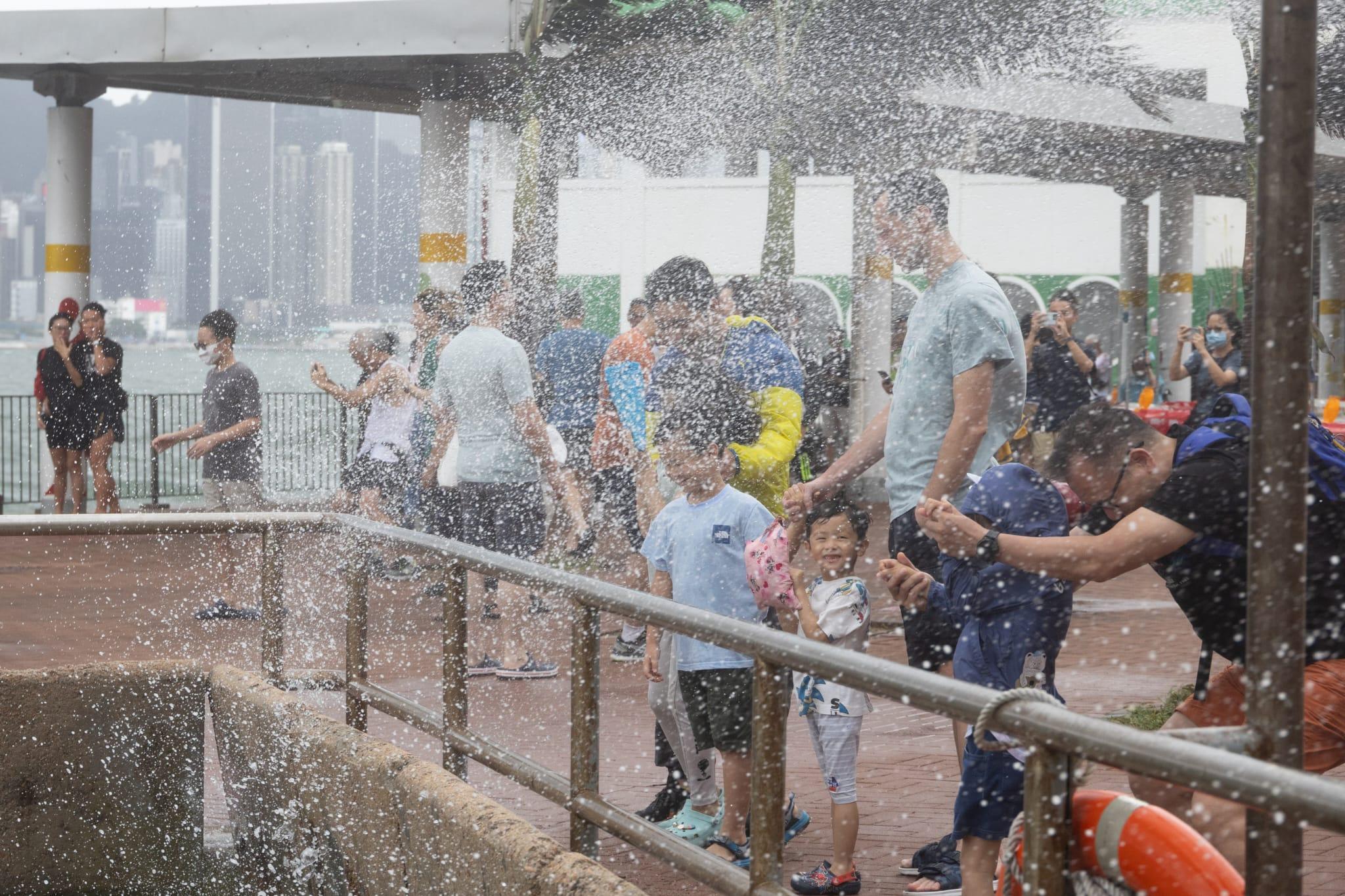 颱風泰利|八號風球下巿民無懼風浪到紅磡碼頭岸邊觀浪(蘇文傑攝)