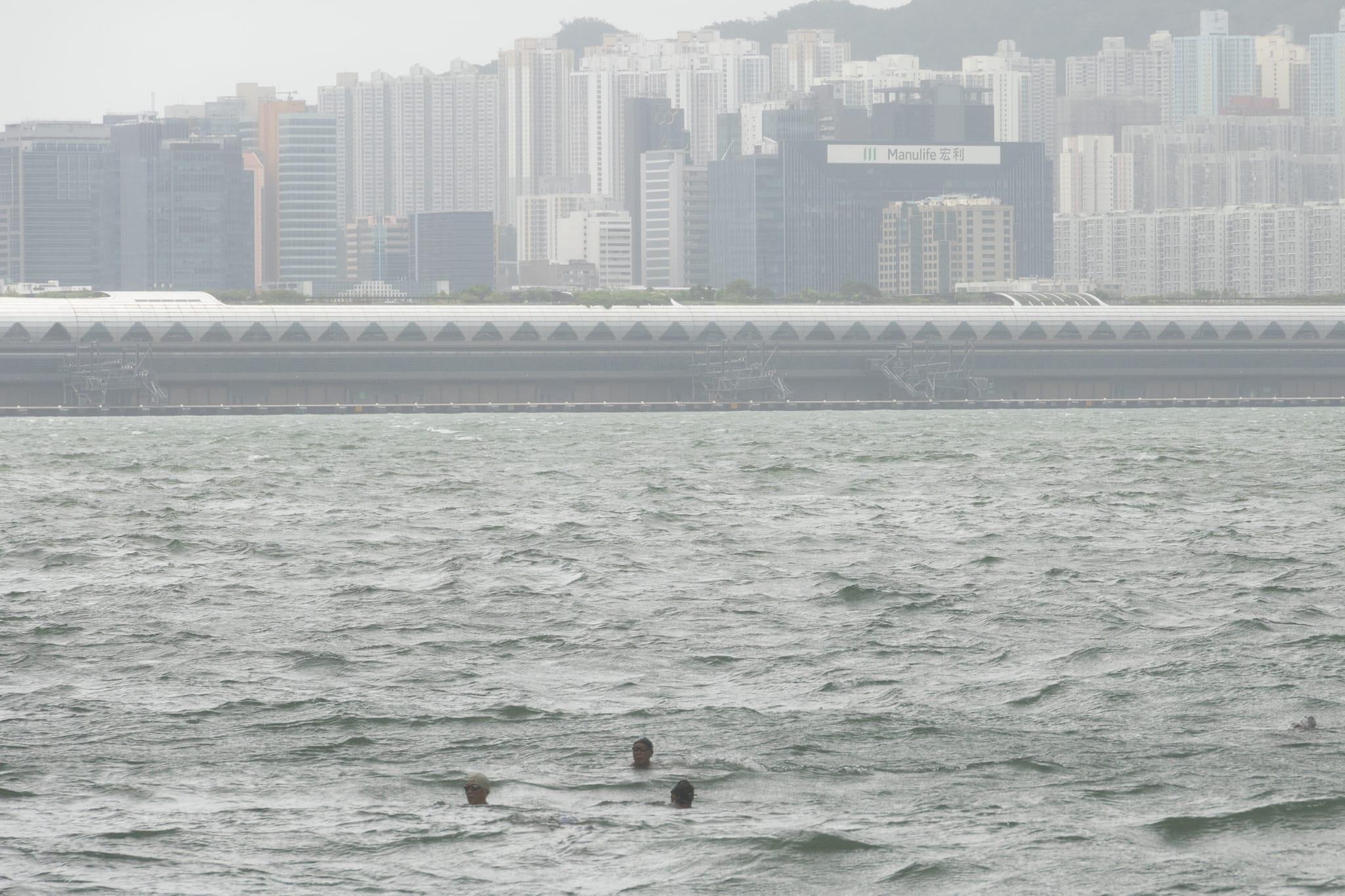 颱風泰利|八號風球下巿民無懼風浪到紅磡碼頭岸邊觀浪(蘇文傑攝)