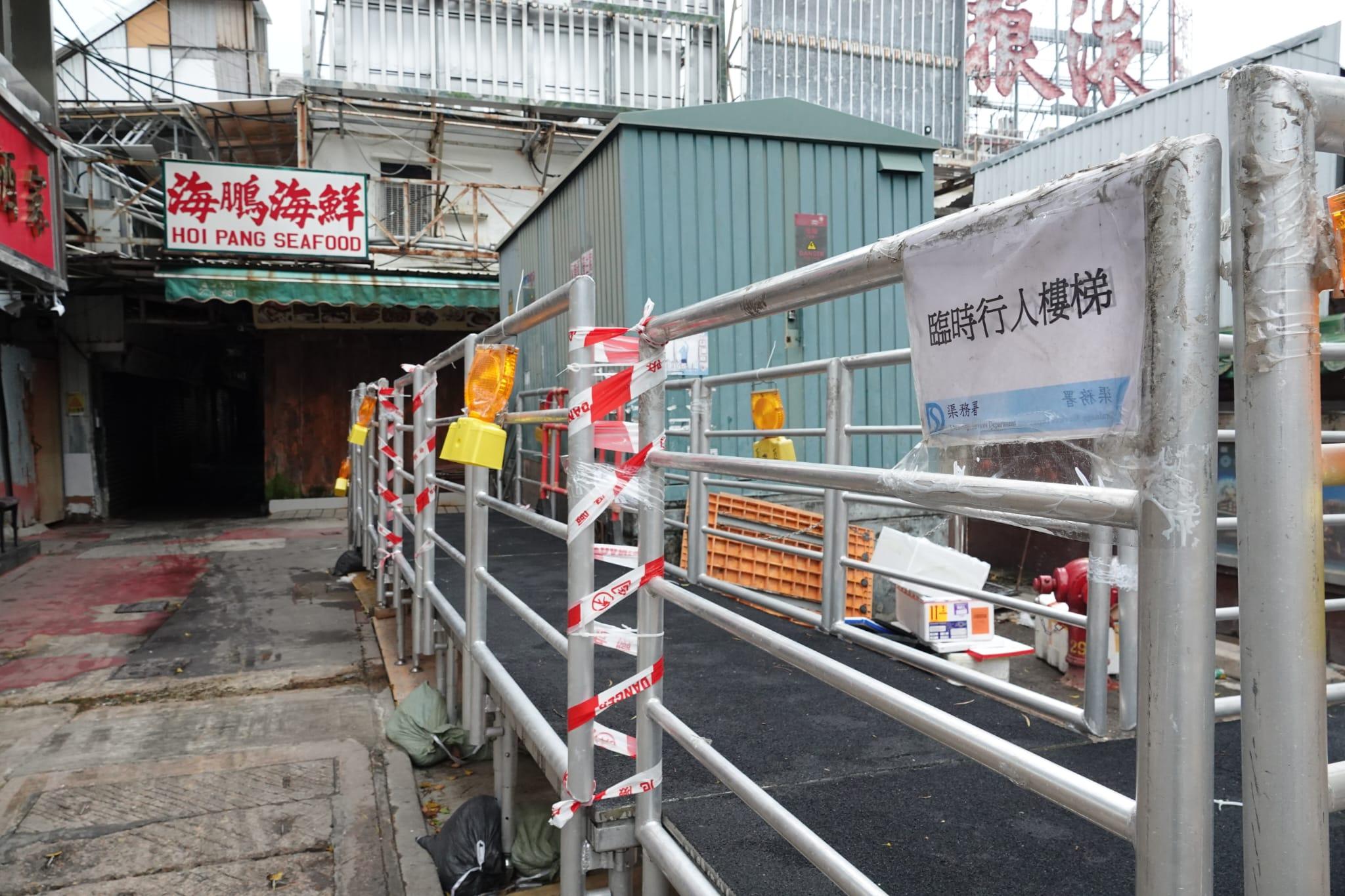 颱風泰利|鯉魚門海水倒灌湧入屋。(陳奕釗攝)