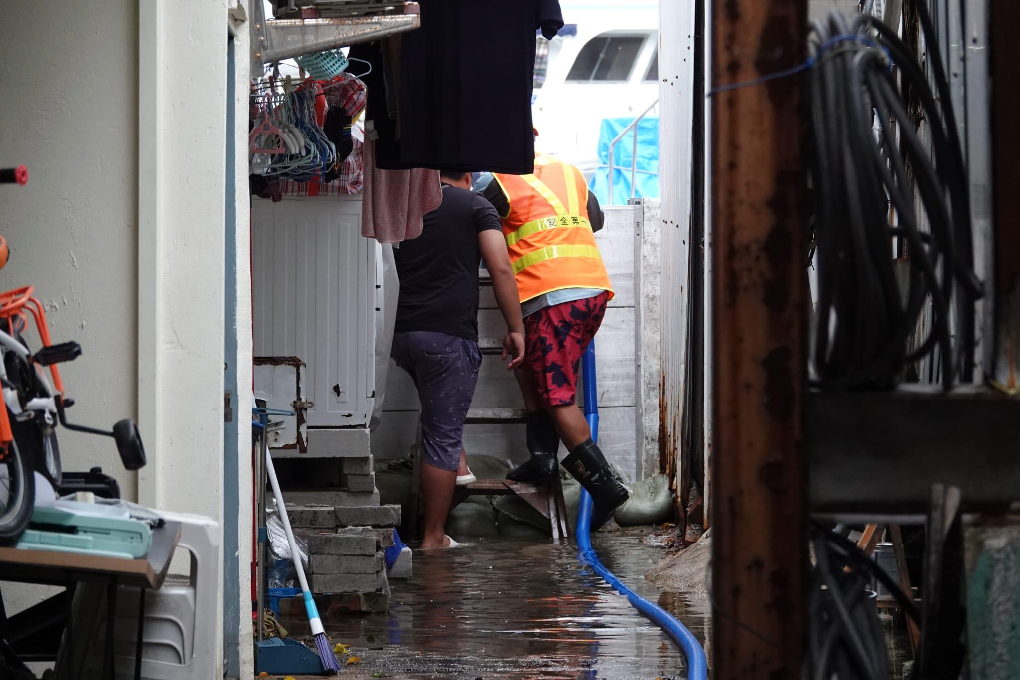 颱風泰利|鯉魚門海水倒灌湧入屋。(陳奕釗攝)