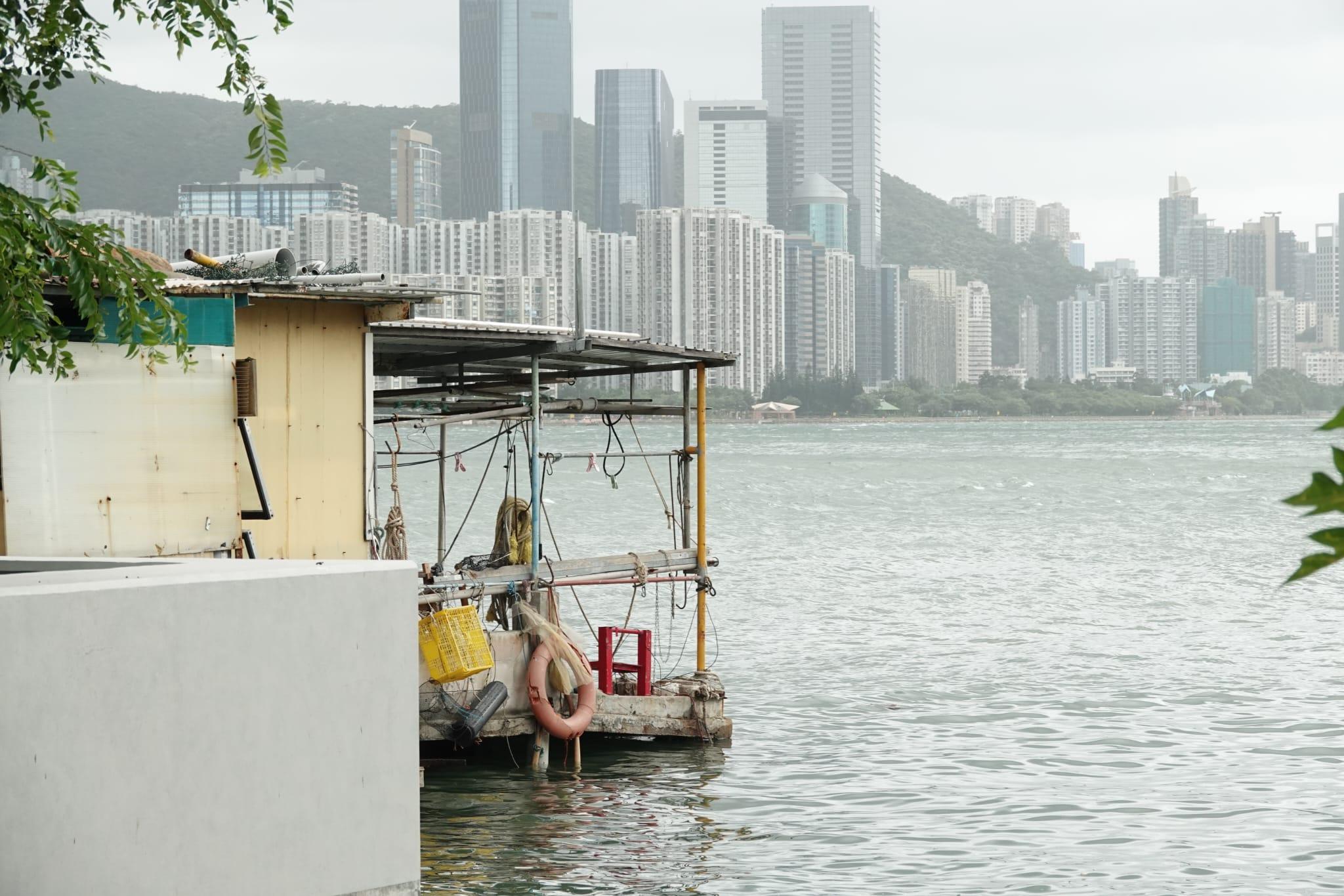 颱風泰利|鯉魚門海水倒灌湧入屋。(陳奕釗攝)