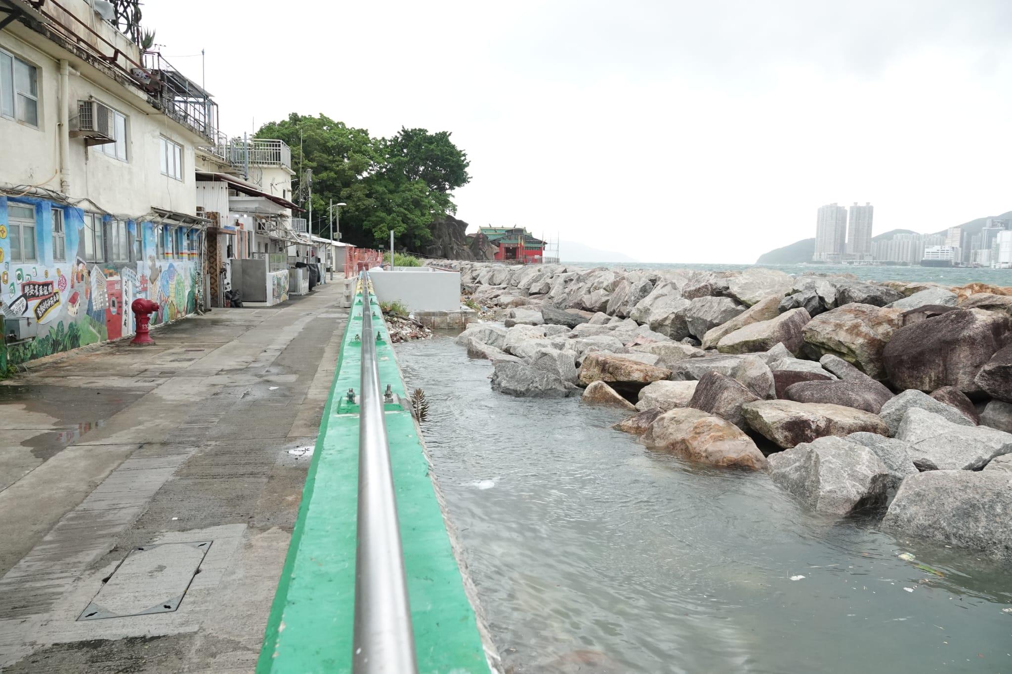 颱風泰利|鯉魚門海水倒灌湧入屋。(陳奕釗攝)