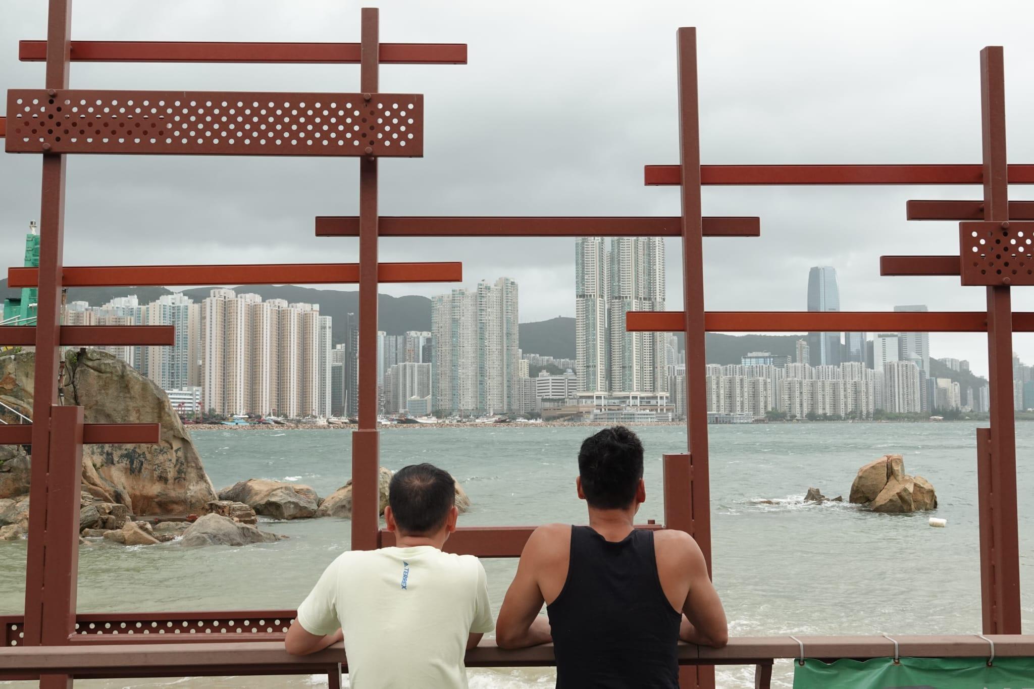 颱風泰利|鯉魚門海水倒灌湧入屋。(陳奕釗攝)