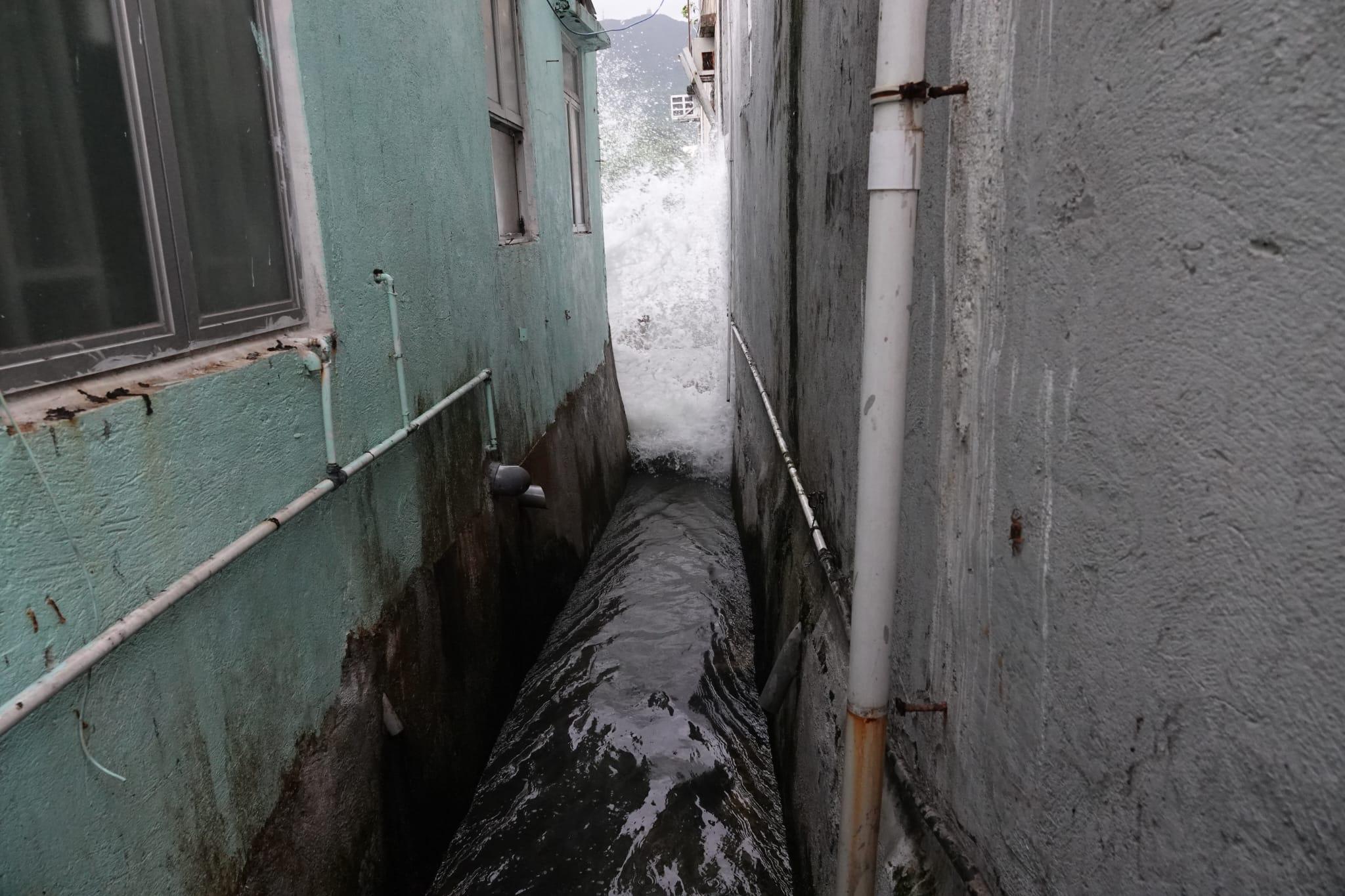 颱風泰利|鯉魚門海水倒灌湧入屋。(陳奕釗攝)