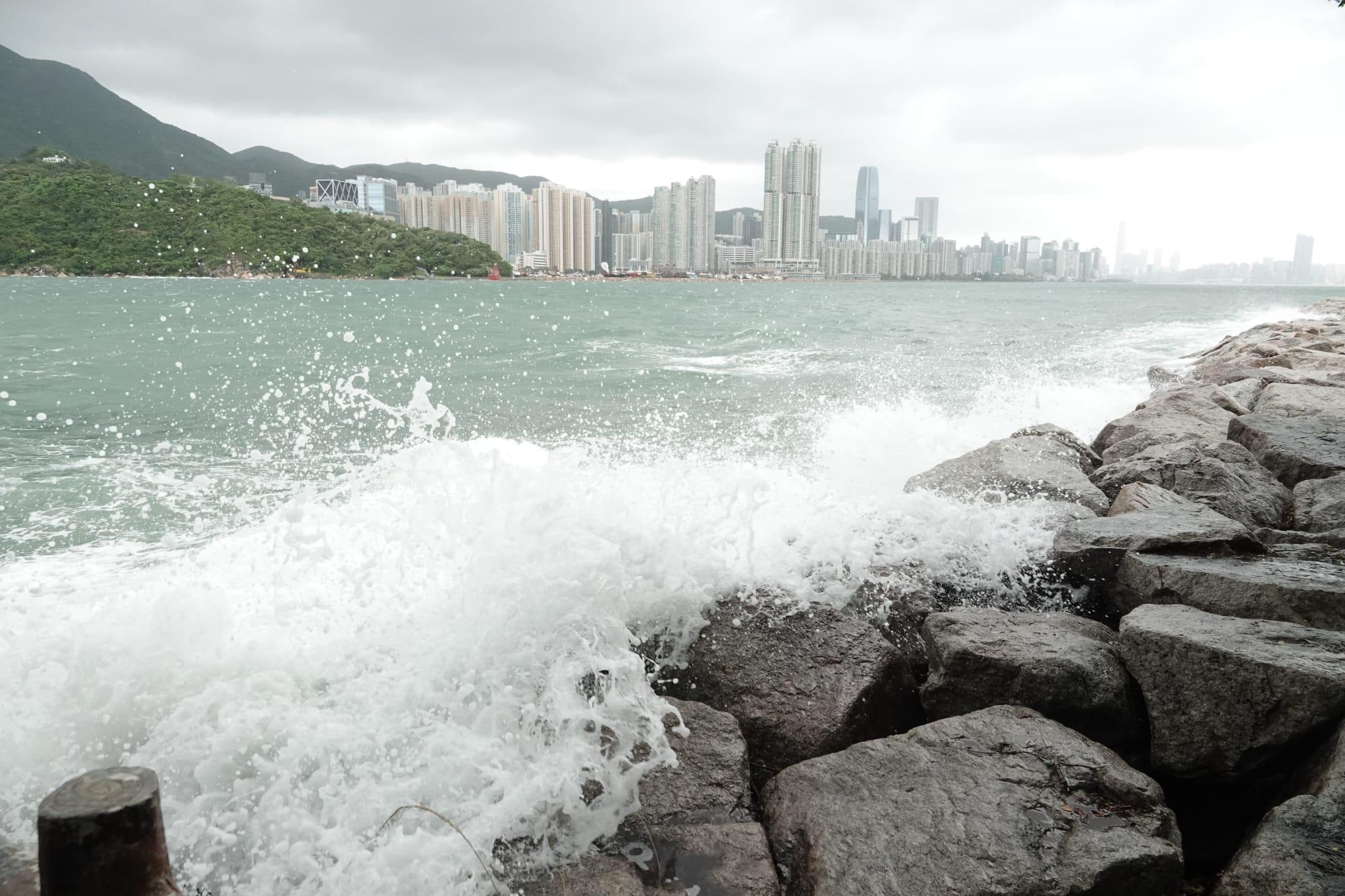 颱風泰利|鯉魚門海水倒灌湧入屋。(陳奕釗攝)