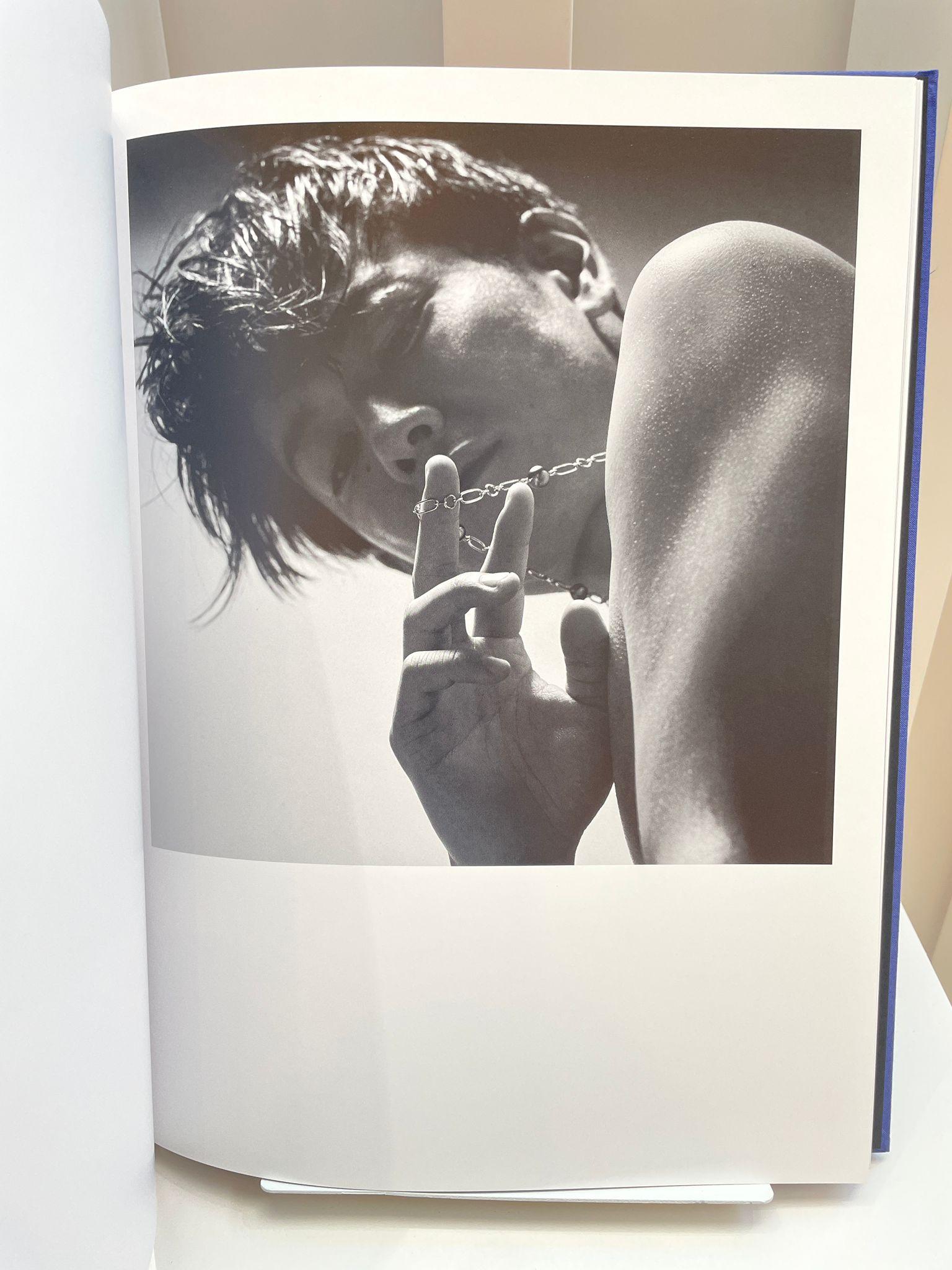 佐藤健來港|佐藤健在寫真書《Beyond》戴上MIKIMOTO的M Collection系列珠寶。