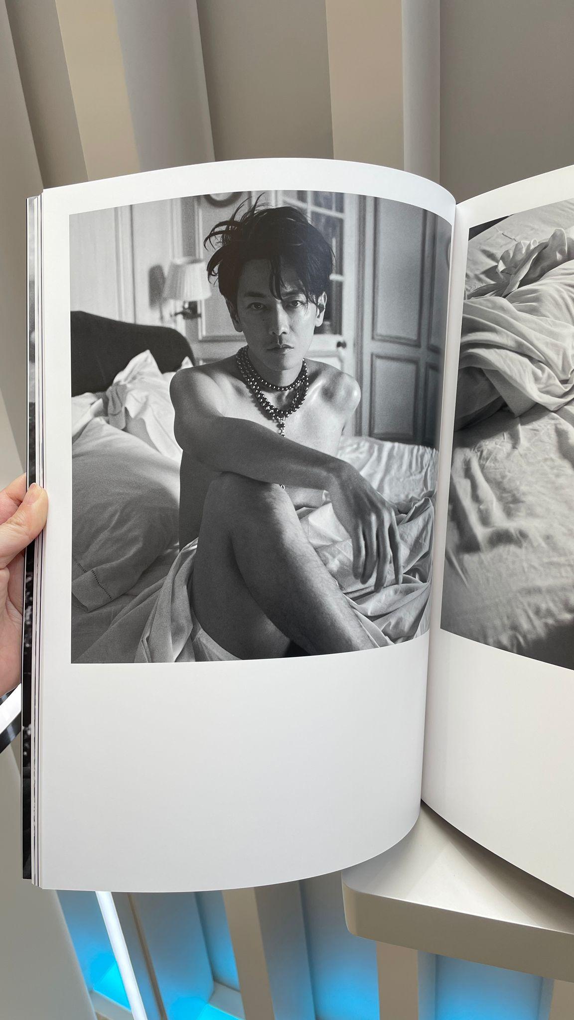 佐藤健來港|佐藤健在寫真書《Beyond》戴上MIKIMOTO的珠寶。