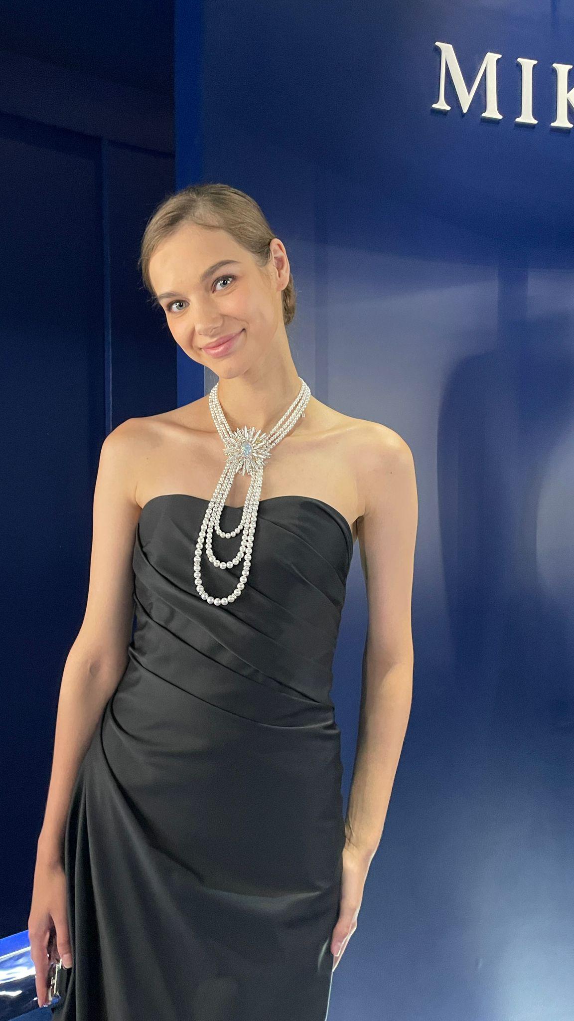 Mikimoto以珍珠飾物起家,但亦展出多件由各種珍貴寶石組成高級珍珠瑰寶。