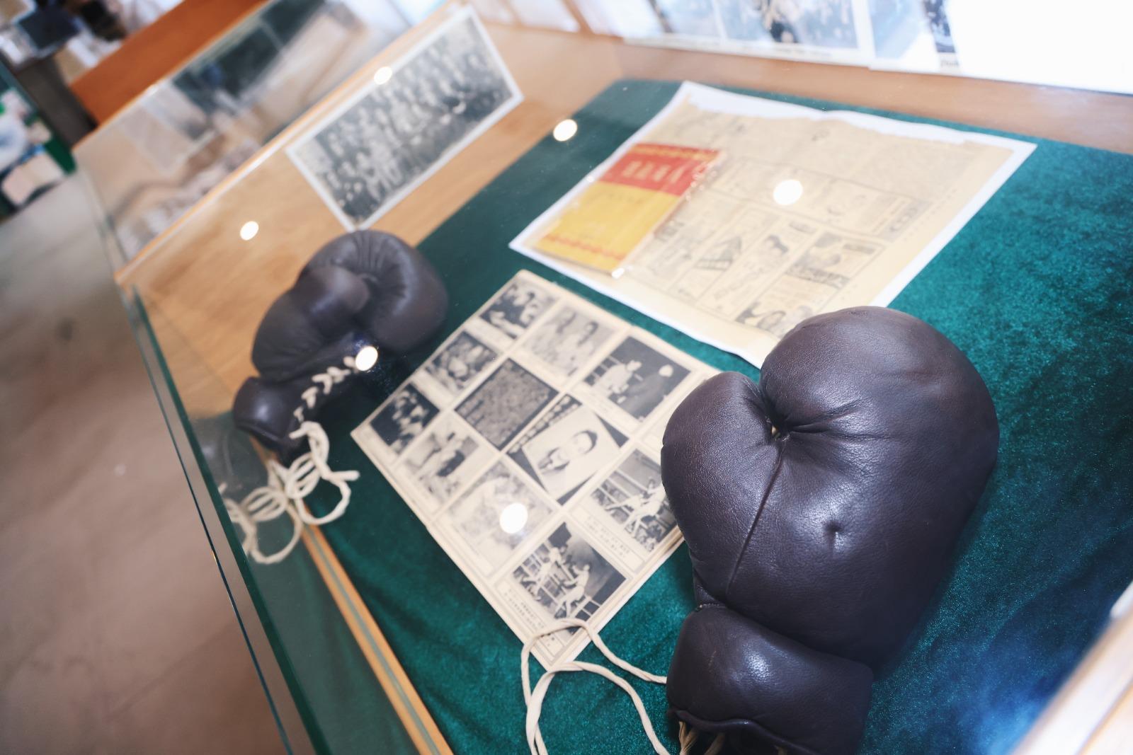 李小龍會與李小龍母校香港聖芳濟書院合辦李小龍光輝50展覽會。(中新社)