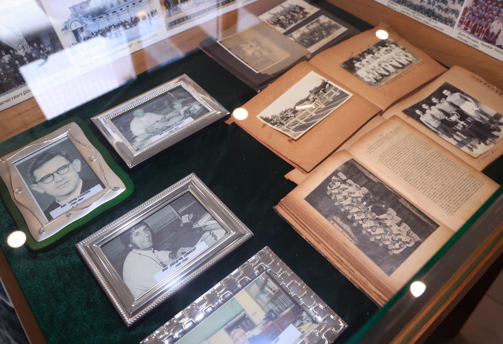 李小龍會與李小龍母校香港聖芳濟書院合辦李小龍光輝50展覽會。(中新社)