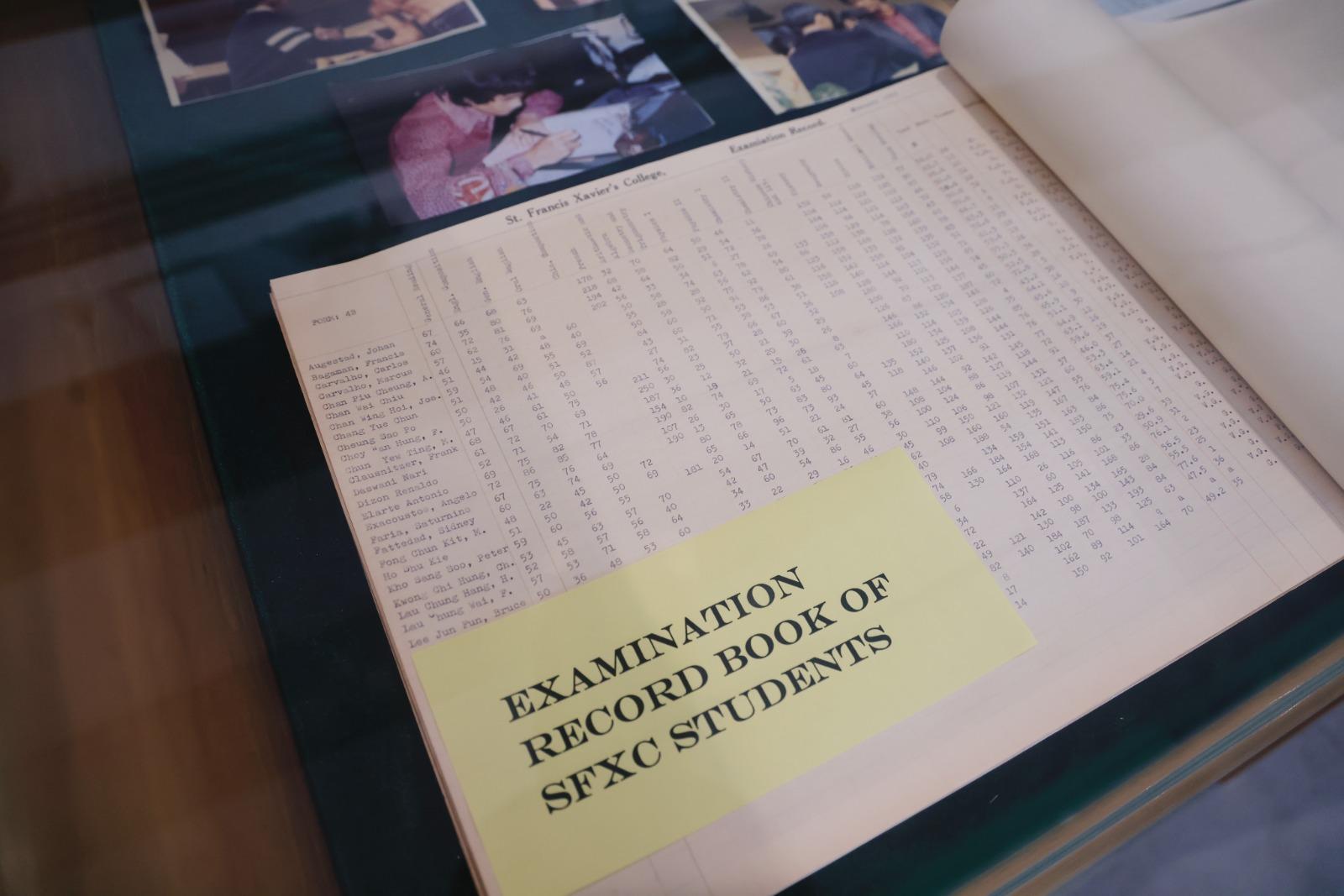 李小龍會與李小龍母校香港聖芳濟書院合辦李小龍光輝50展覽會。(中新社)