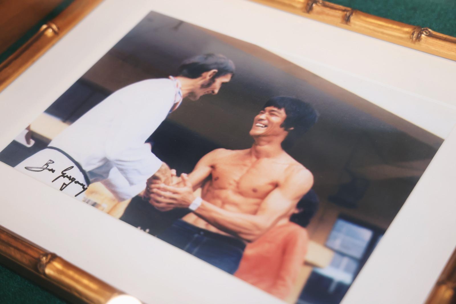 李小龍會與李小龍母校香港聖芳濟書院合辦李小龍光輝50展覽會。(中新社)