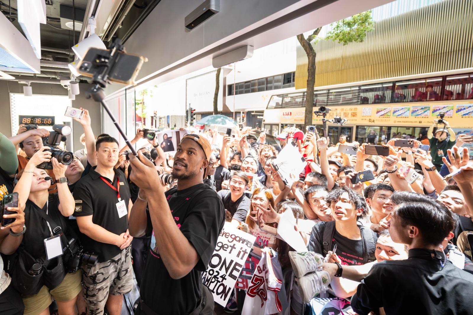 畢拿Jimmy Butler現身廣東道旗艦店。(公關提供)